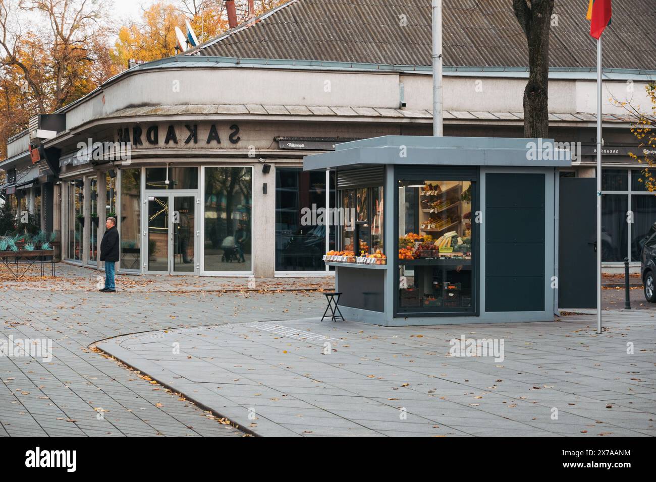 Un petit stand de fruits et légumes dans la rue dans le centre-ville de Kaunas, Lituanie Banque D'Images