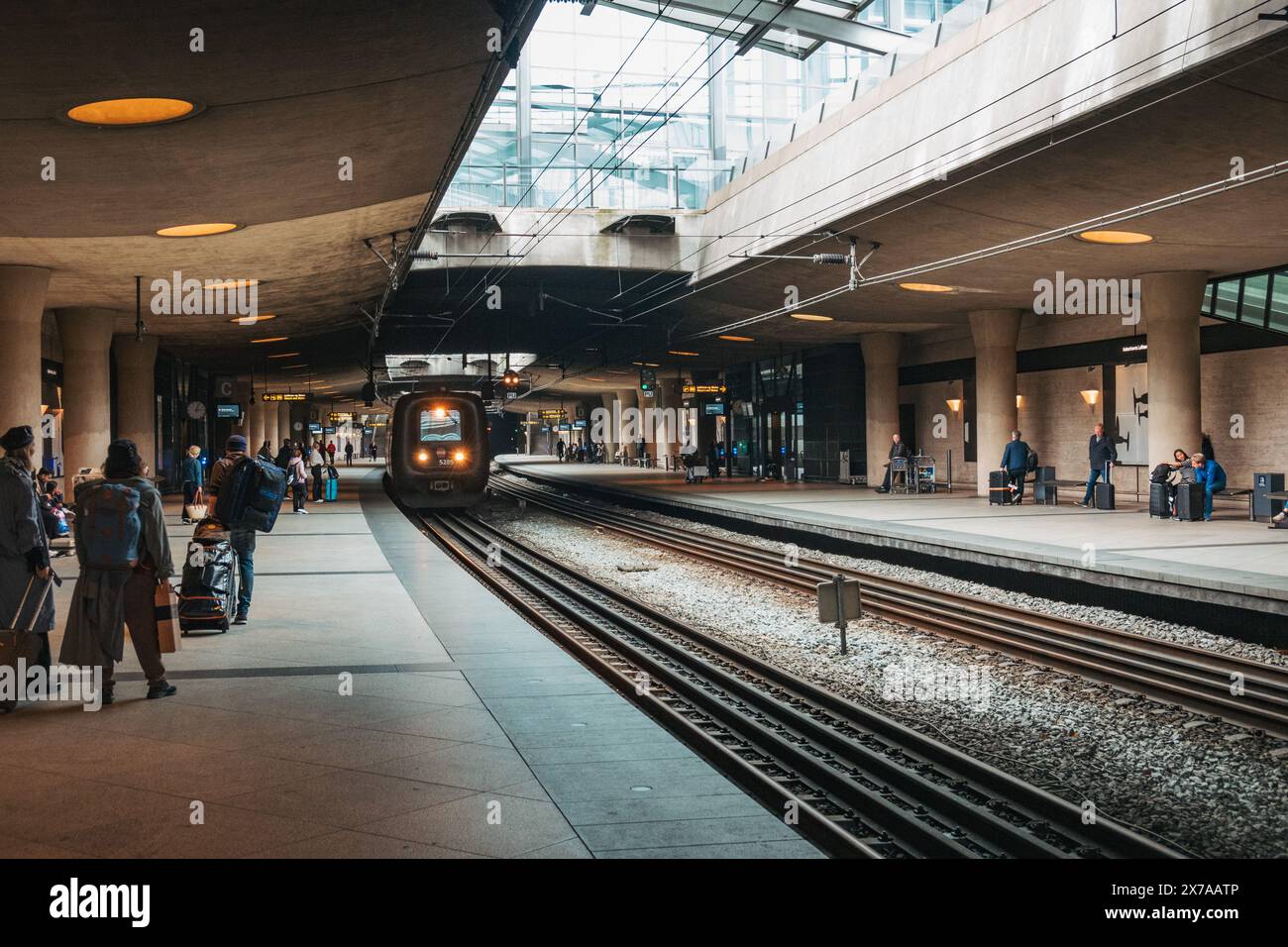 Un train approche d'un quai à la gare de l'aéroport de Copenhague, Danemark Banque D'Images