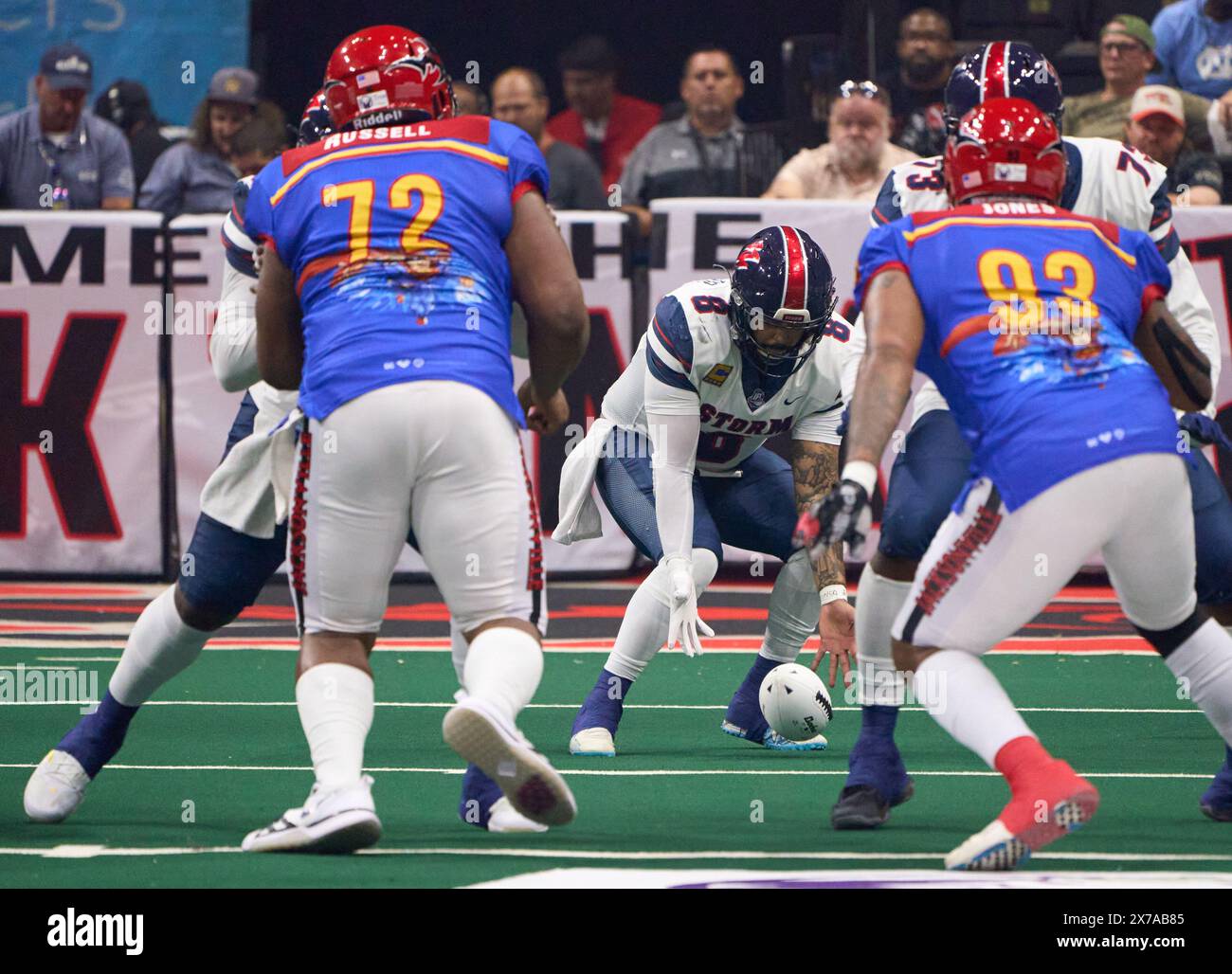 Jacksonville, Floride, États-Unis. 19 mai 2024. Ligue de football en salle Jacksonville Sharks vs Sioux Falls Storm. Storm QB Lorenzo Brown Jr. (8) tente de gérer un coup de pied bas à partir du centre. Crédit photo : Tim Davis/Alamy Live News Banque D'Images