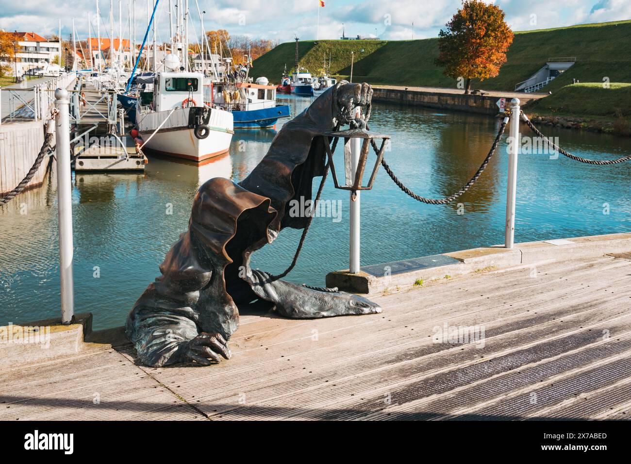 La statue de Klaipėda, le « fantôme noir », une figure mystérieuse et effrayante émergeant de la mer tenant une lanterne Banque D'Images
