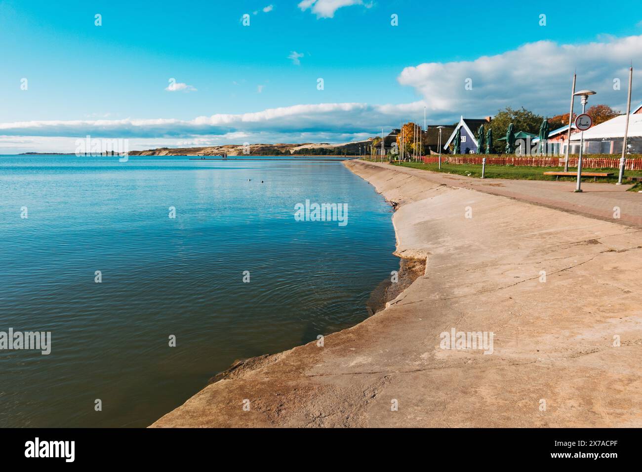 Un rivage en béton dans la ville de Nida, sur l'axe de Curonien, Lituanie, par un matin d'automne ensoleillé Banque D'Images