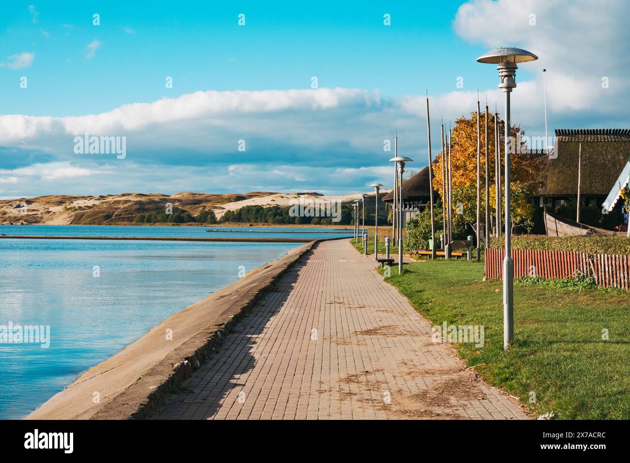 Un rivage en béton dans la ville de Nida, sur l'axe de Curonien, Lituanie, par un matin d'automne ensoleillé Banque D'Images
