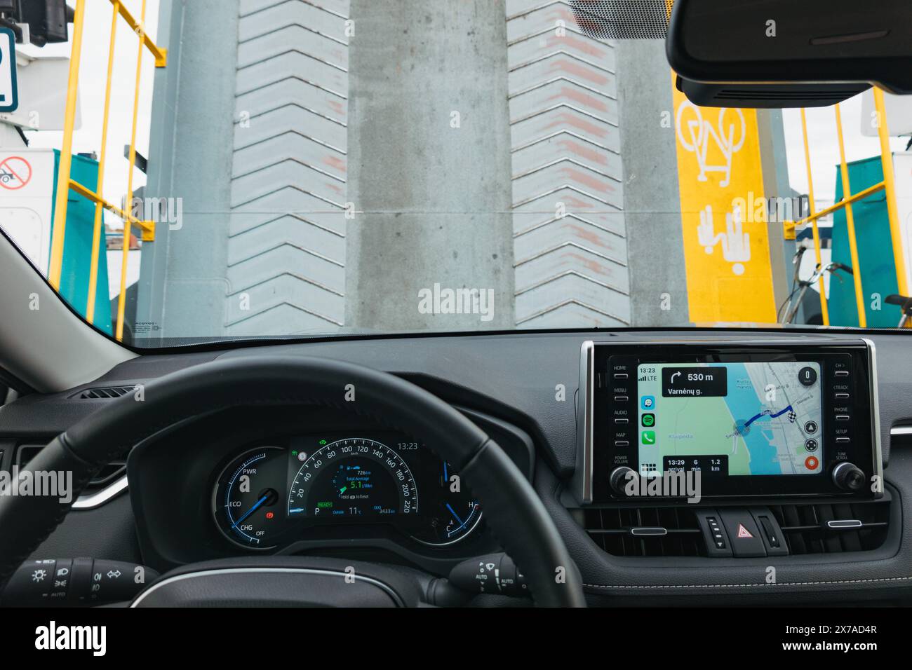 Une vue de l'intérieur d'une voiture à bord d'un ferry entre Klaipėda et Smiltynė sur l'axe de Curonien, Lituanie. Une carte de navigation est visible à l'écran Banque D'Images