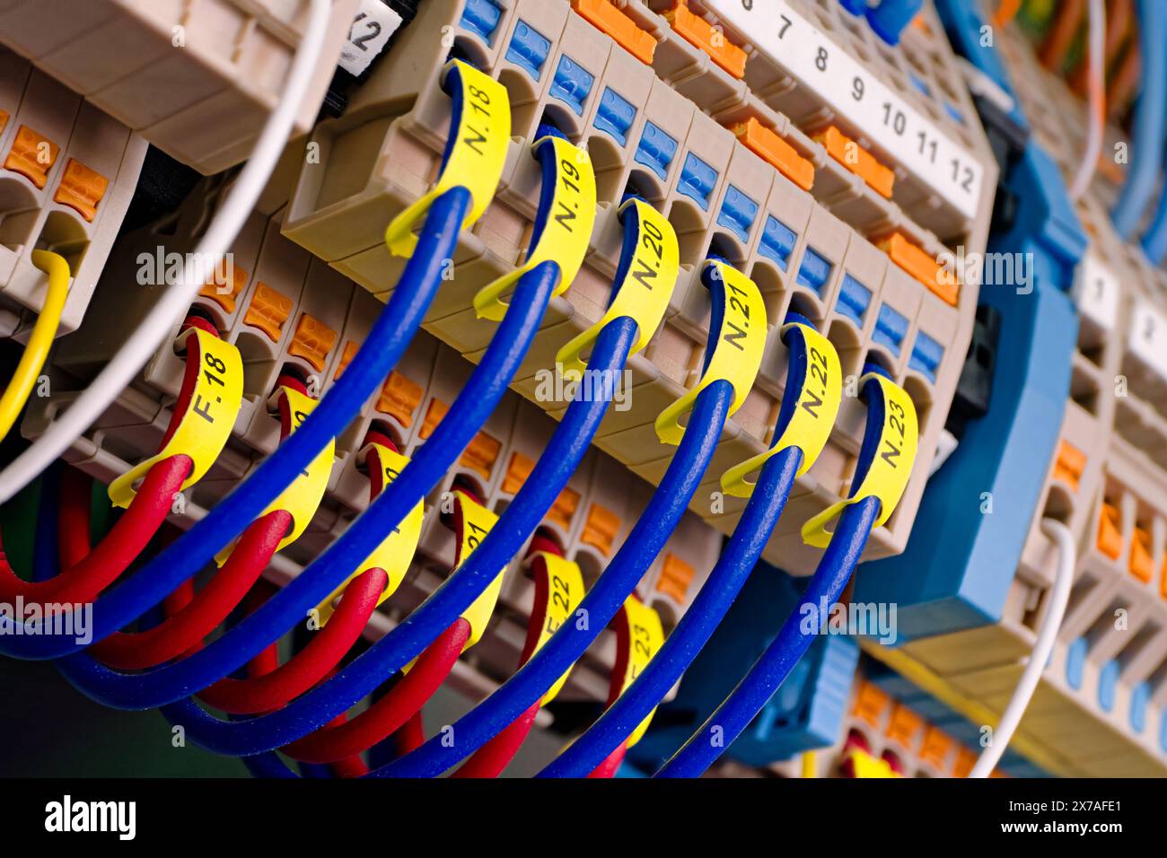 Installation électrique à l'intérieur de la boîte de jonction. Fils, cavaliers et bornes. Banque D'Images