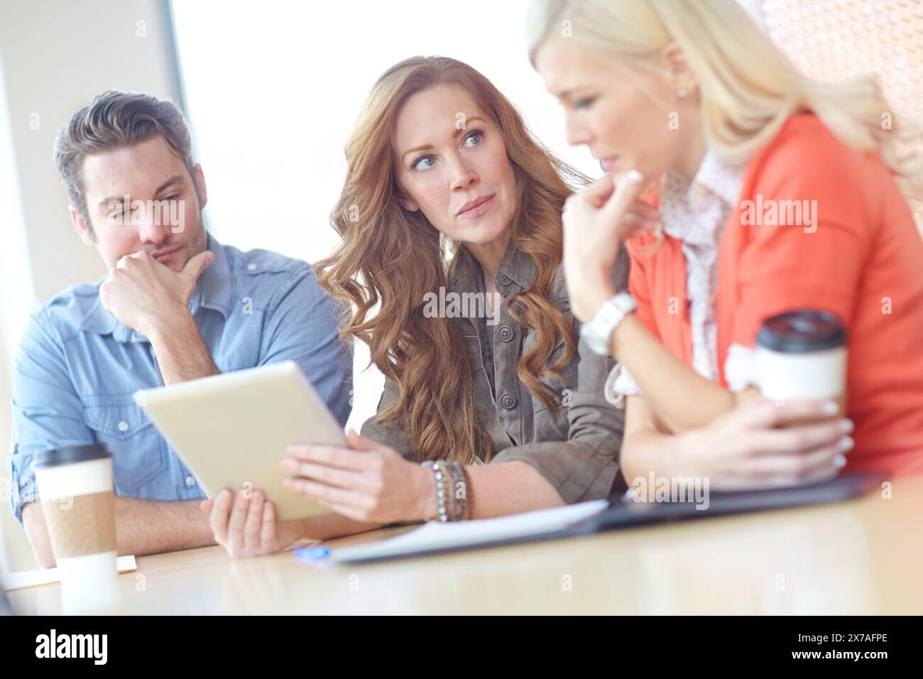 Personnes, réunion et ensemble avec tablette dans le bureau pour le travail, grande idée ou planification avec résolution de problèmes. Petite entreprise et groupe avec technologie pour Banque D'Images