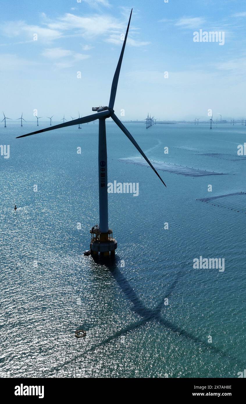 Fuzhou. 17 mai 2024. Une photo de drone aérien prise le 17 mai 2024 montre un parc éolien offshore exploité par la China Three Gorges Corporation dans la baie de Xinghua, dans la province du Fujian, au sud-est de la Chine. Au cours des dernières années, Fujian a accéléré le développement de l'énergie propre, y compris l'énergie éolienne et nucléaire, pour promouvoir le développement vert et sobre en carbone de la société. Crédit : Lin Shanchuan/Xinhua/Alamy Live News Banque D'Images