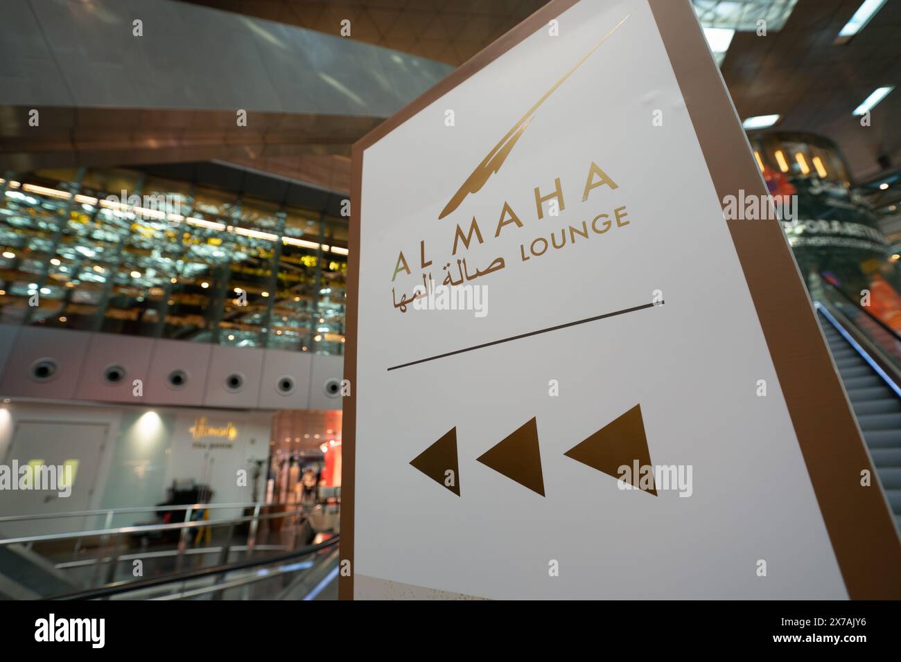 DOHA, QATAR - 13 OCTOBRE 2023 : gros plan du panneau Al Maha Lounge vu à l'aéroport international Hamad. Banque D'Images