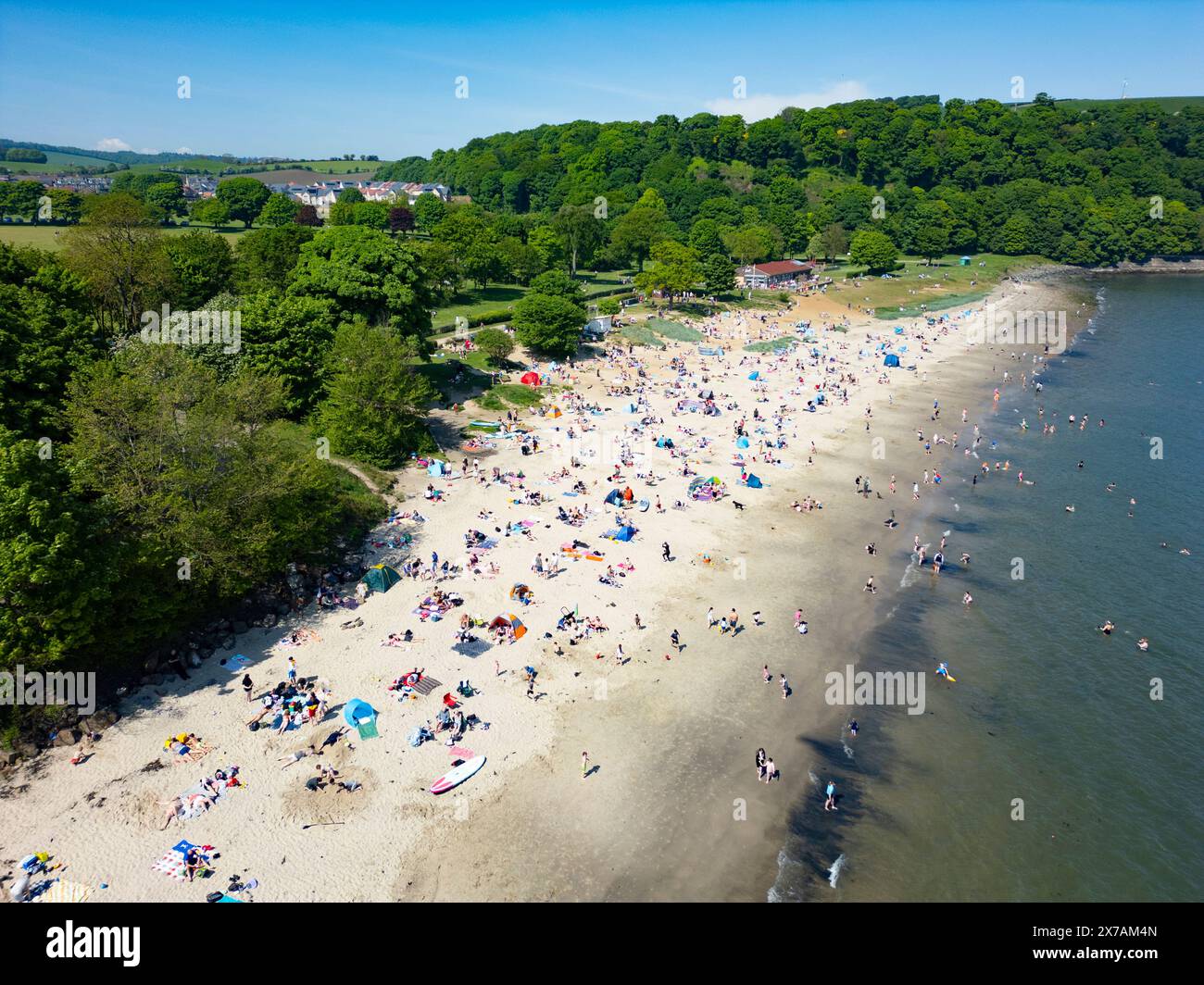 Vues aériennes depuis le drone de Silver Sands Beach à Aberdour le week-end chaud de mai, Fifr, Écosse, Royaume-Uni Banque D'Images