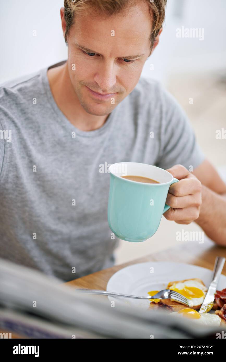 Petit déjeuner, homme et journal le matin pour les nouvelles, les articles et les rapports avant le travail. Personne masculine, café et tabloïd à table pour les mises à jour, à jour Banque D'Images