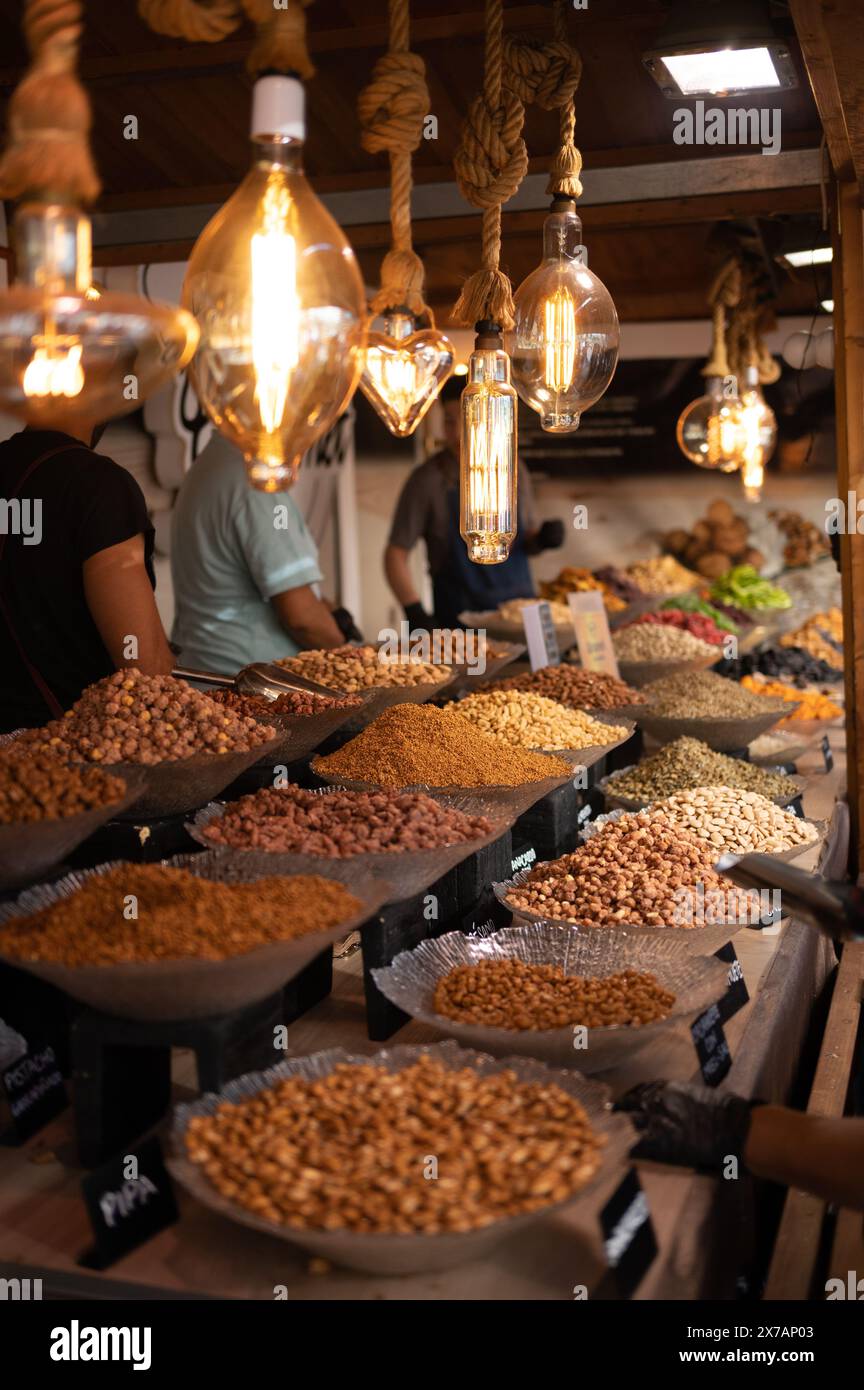 Étal de marché vendant des noix, des graines et des fruits secs au marché Banque D'Images