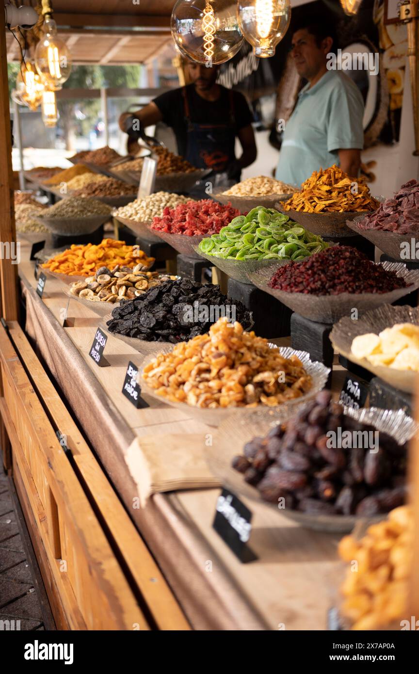 Entreprise vendant des noix, des graines et des fruits secs sur le marché Banque D'Images