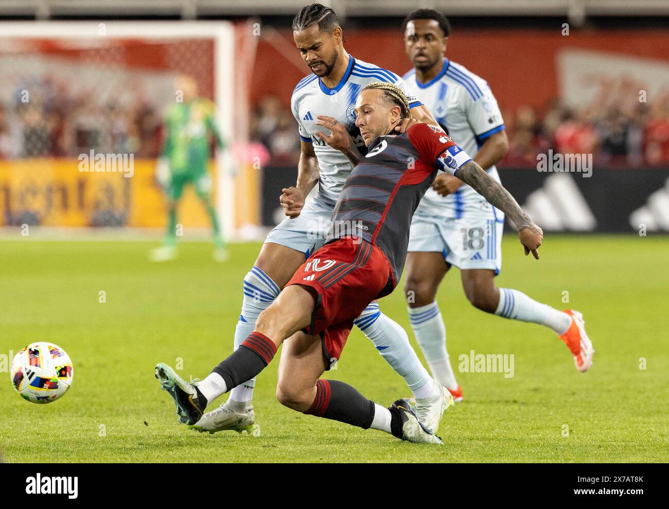 Toronto, Canada. 18 mai 2024. Federico Bernardeschi (avant) du Toronto FC affronte Ariel Lassiter du CF Montréal lors du match de la Ligue majeure de soccer (MLS) 2024 entre le Toronto FC et le CF Montréal au BMO Field à Toronto, Canada, le 18 mai 2024. Crédit : Zou Zheng/Xinhua/Alamy Live News Banque D'Images