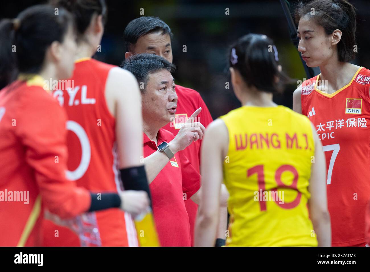 Rio de Janeiro, Brésil. 18 mai 2024. Cai Bin (C), entraîneur-chef de la Chine, donne des instructions aux joueuses lors du match de la Fédération internationale de volleyball (FIVB) Ligue des Nations de volleyball féminin de la poule 2 entre la Chine et la Serbie à Rio de Janeiro, Brésil, le 18 mai 2024. Crédit : Wang Tiancong/Xinhua/Alamy Live News Banque D'Images