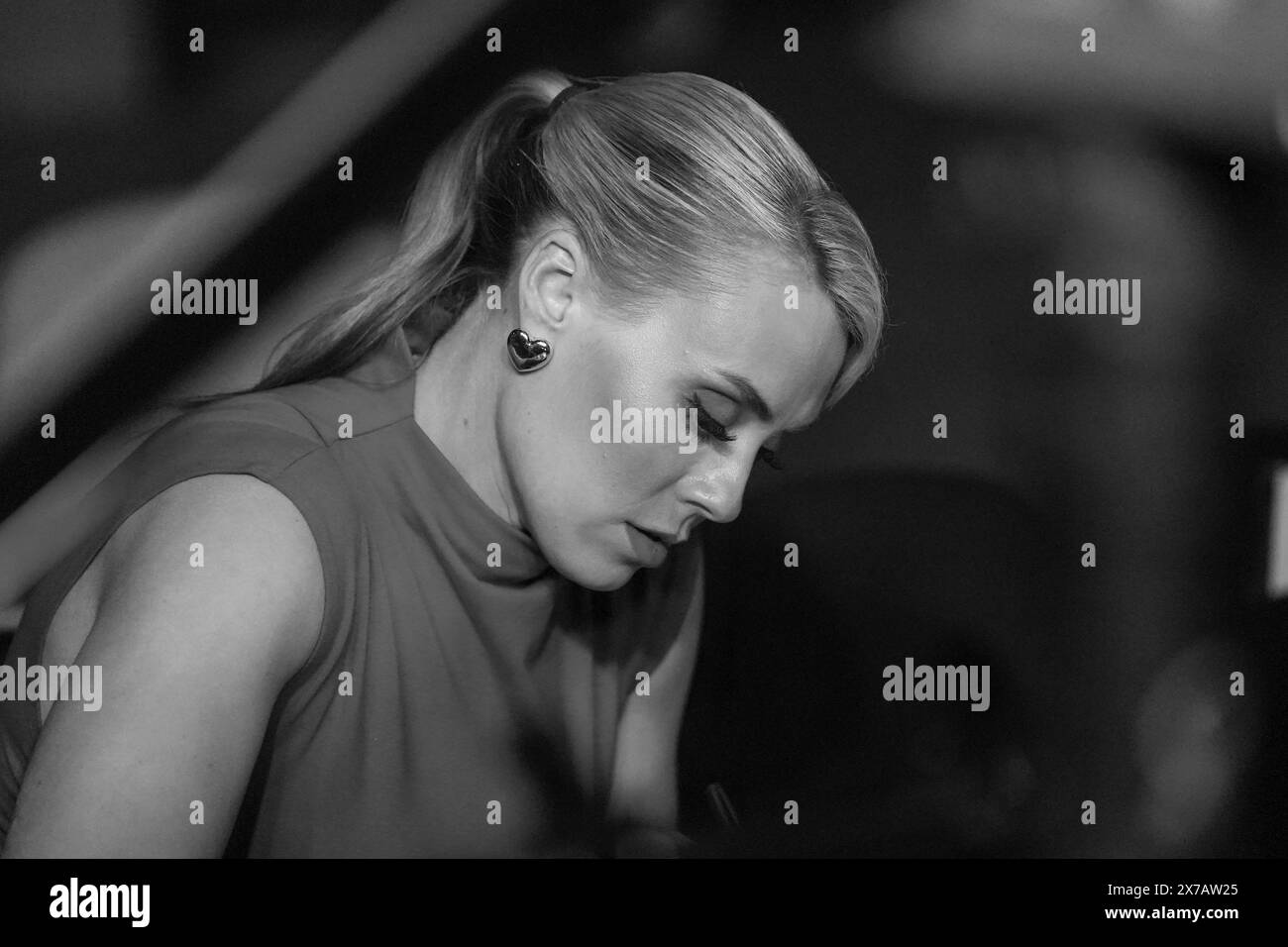 Sheffield, Royaume-Uni. 16 mai 2024. Emma Paton, présentatrice de Sky Sports, prend des notes dans les coulisses lors de la BetMGM premier League Darts 2024, nuit 16, Sheffield à Utilita Arena, Sheffield, Angleterre, Royaume-Uni le 16 mai 2024 crédit : Every second Media/Alamy Live News Banque D'Images