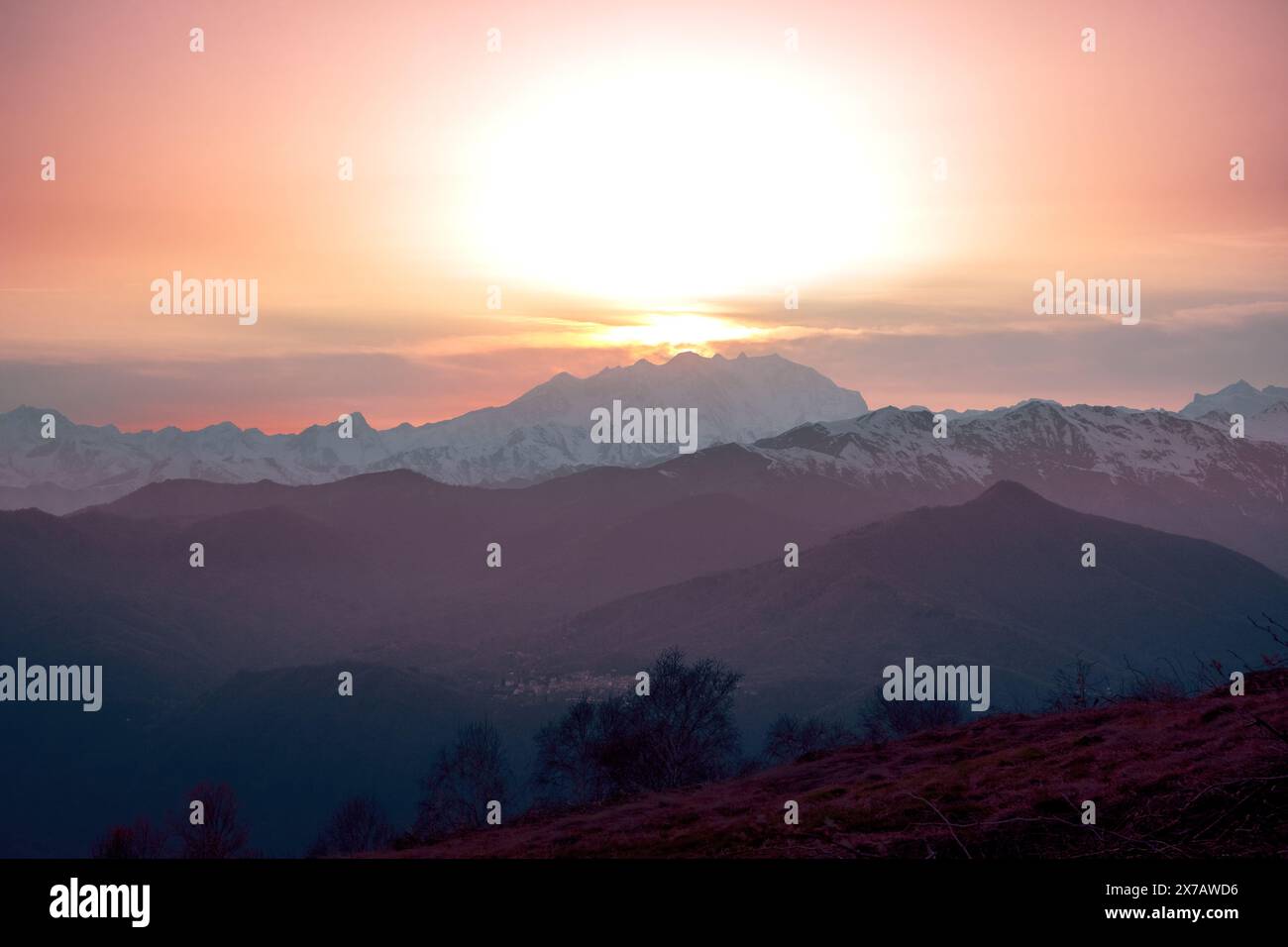 Coucher de soleil dans les montagnes. Coucher de soleil suggestif de la montagne Mottarone, avec Monterosa en arrière-plan. Piémont - Italie Banque D'Images