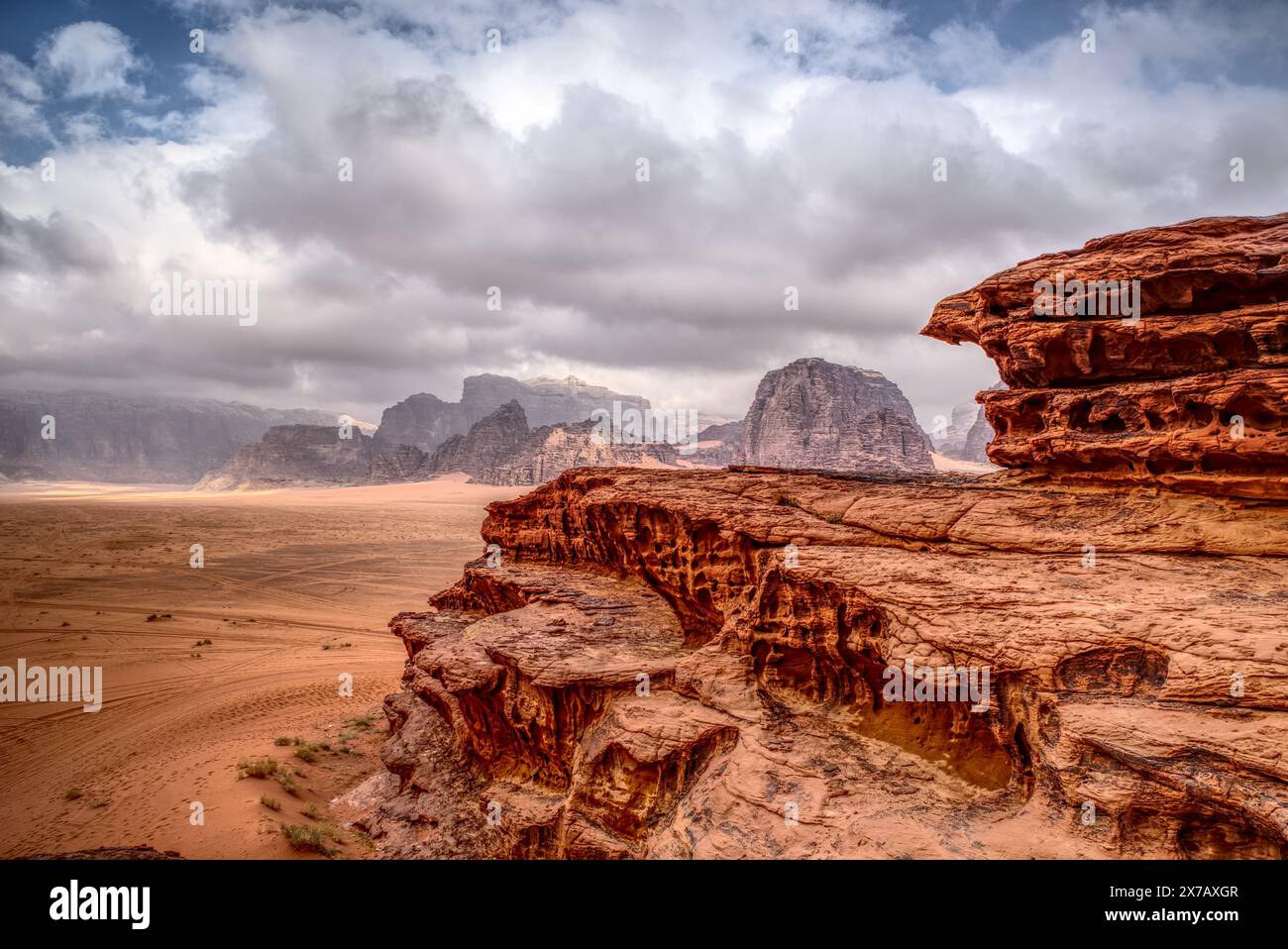 Jordanien Wadi Rum Rocky Little Bridge avec un ciel nuageux en arrière-plan Banque D'Images