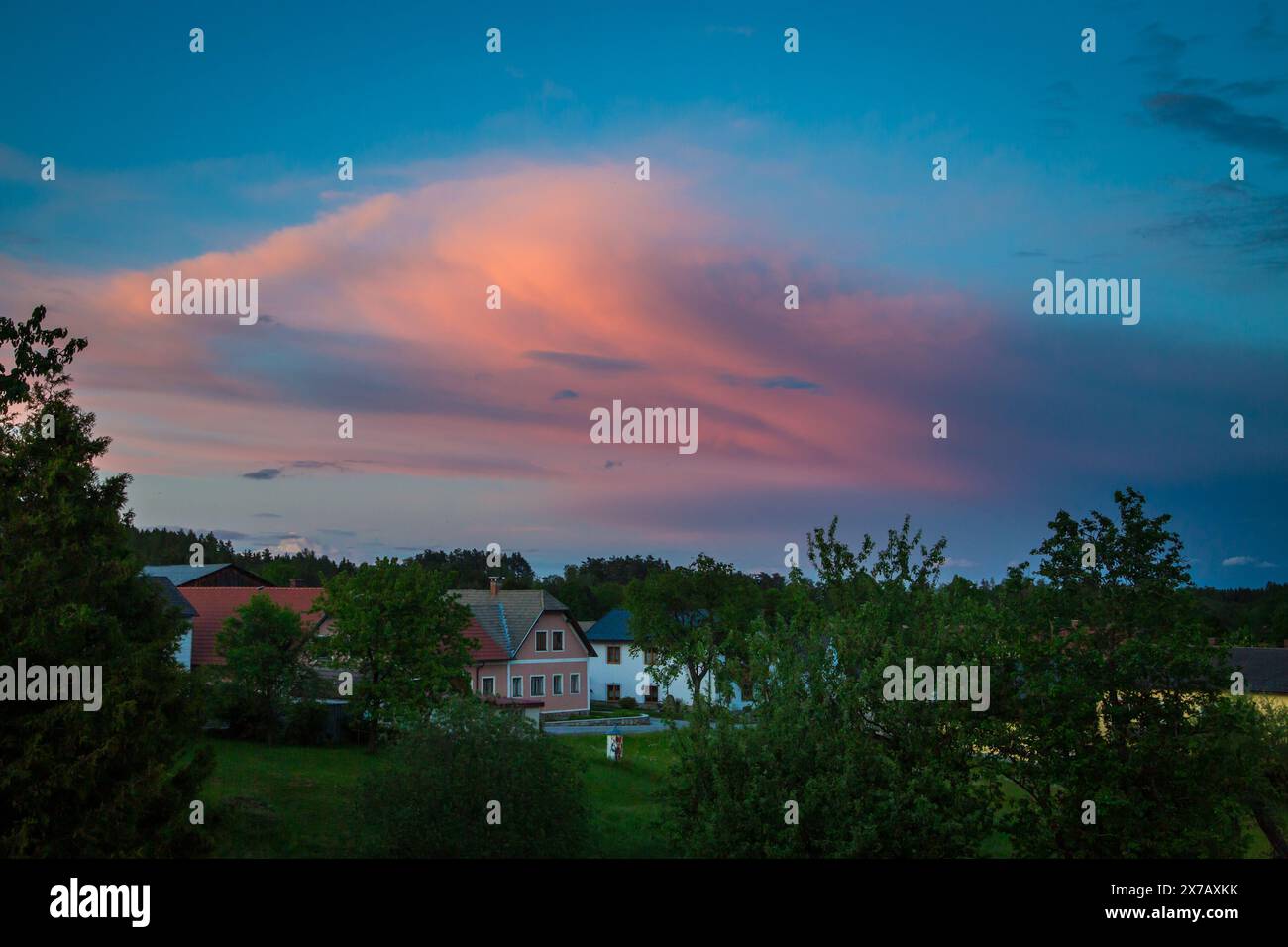 Nuages orange à la tombée de la nuit, Waldviertel, Autriche Banque D'Images