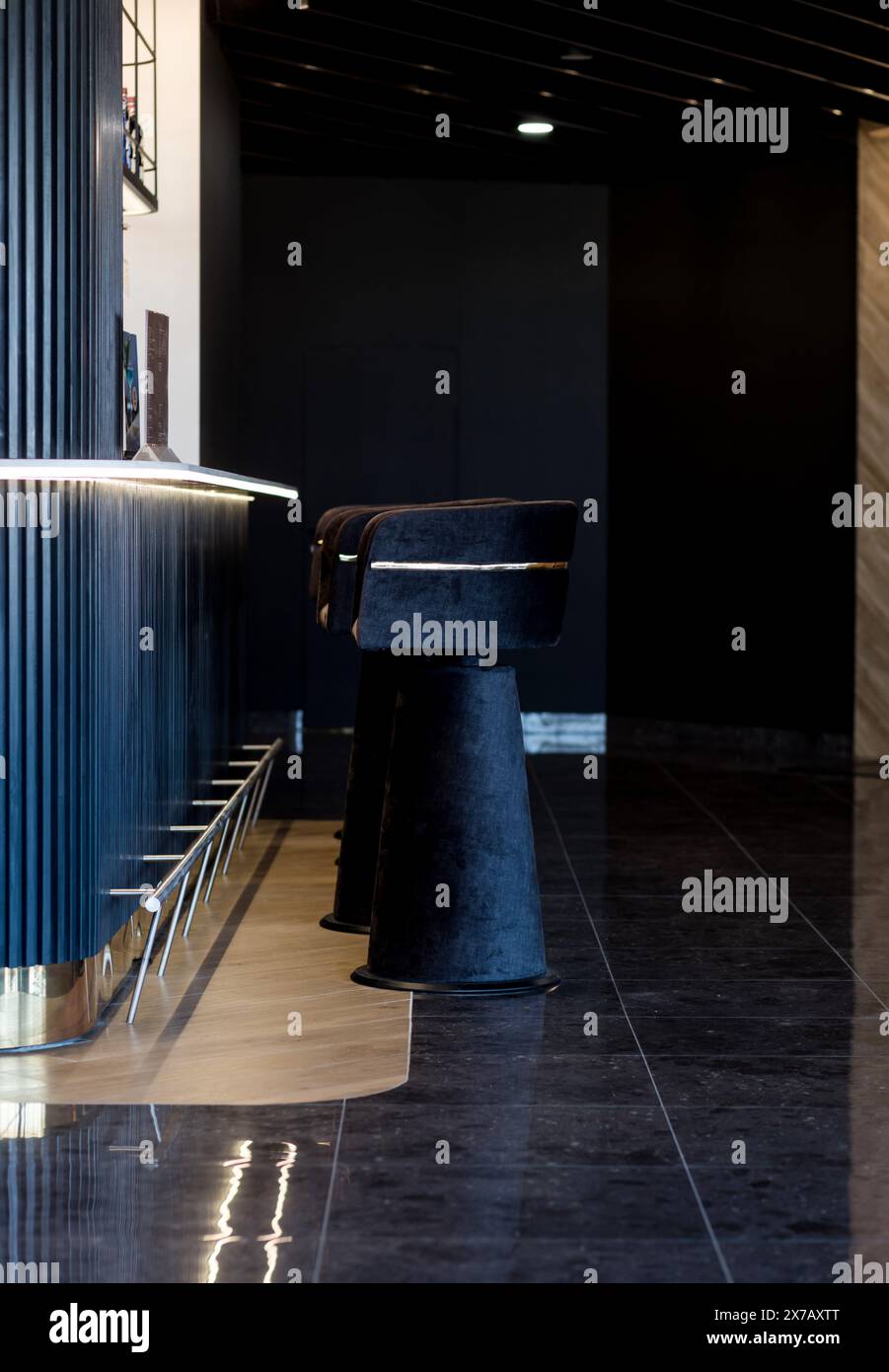 Chaises hautes confortables près d'une table dans un café. vie nocturne Banque D'Images