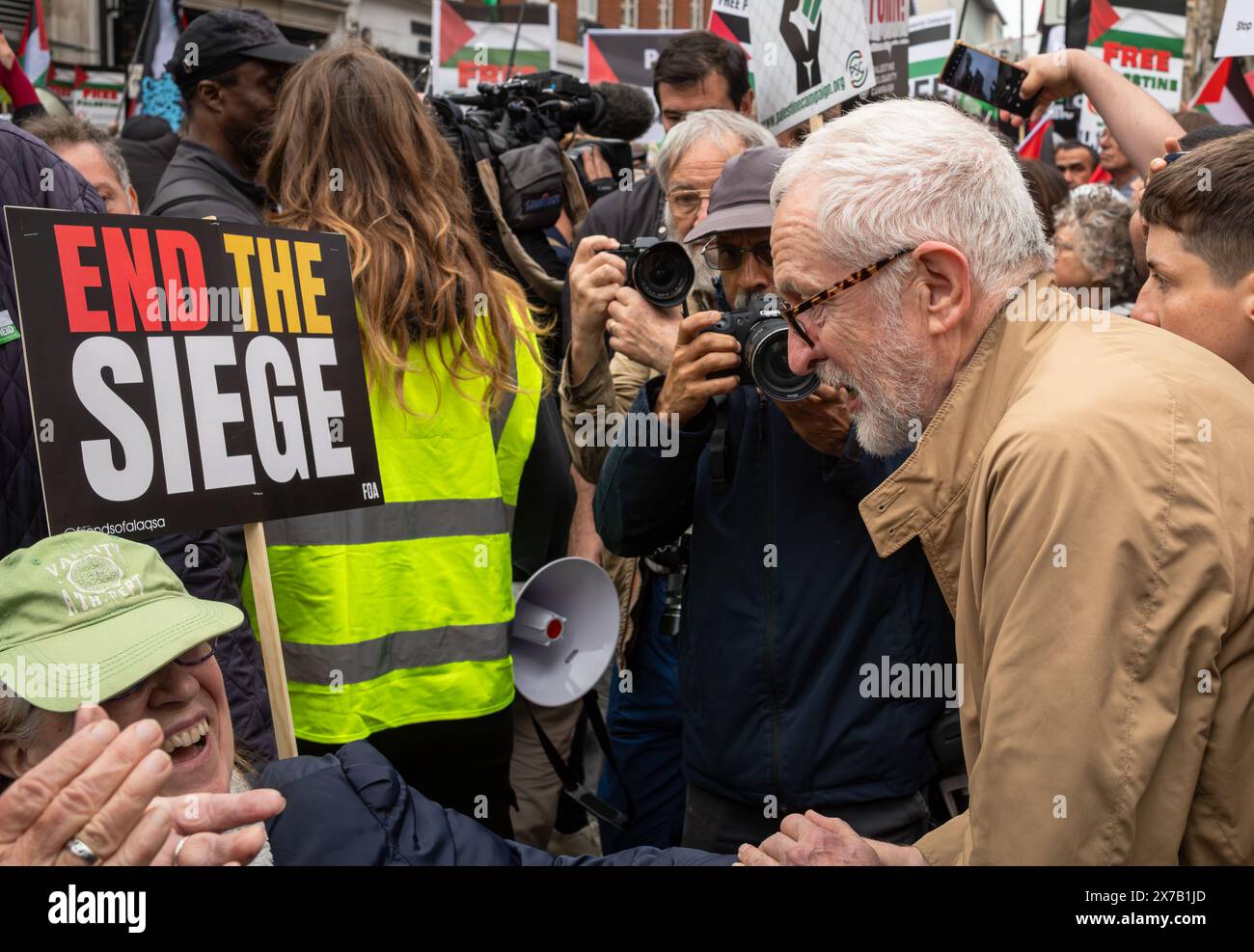 Londres, Royaume-Uni. 18 mai 2024 : Jeremy Corbyn, ancien chef du Parti travailliste et visite active, salue un partisan handicapé de la marche Nakba 76 pour la Palestine contre les attaques israéliennes contre Gaza dans le centre de Londres, au Royaume-Uni. Une grande marche a marqué le 76e anniversaire de la «catastrophe palestinienne» en 1948 et appelé à un cessez-le-feu à Gaza. Banque D'Images