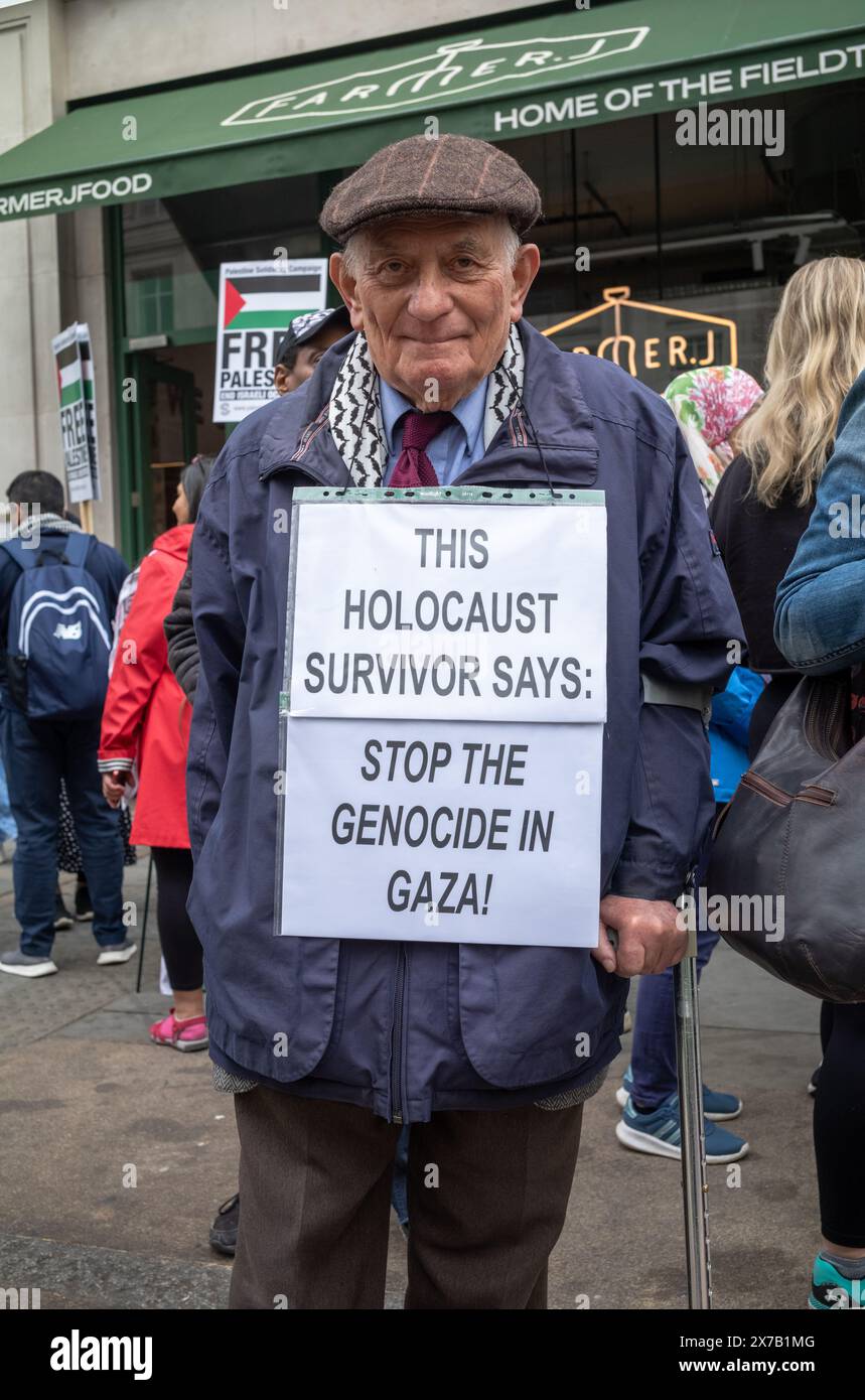 Londres, Royaume-Uni. 18 mai 2024 : Stephen Kapos, survivant de l'Holocauste juif hongrois, 87 ans, lors de la marche Nakba 76 pour la Palestine contre les attaques israéliennes contre Gaza dans le centre de Londres, Royaume-Uni. Une grande marche a marqué le 76e anniversaire de la «catastrophe palestinienne» en 1948 et appelé à un cessez-le-feu à Gaza. Banque D'Images