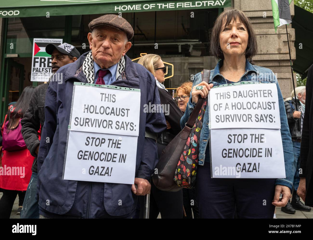 Londres, Royaume-Uni. 18 mai 2024 : Stephen Kapos, survivant juif hongrois de l'Holocauste, 87 ans, et fille d'un autre survivant lors de la marche Nakba 76 pour la Palestine contre les attaques israéliennes sur Gaza dans le centre de Londres, Royaume-Uni. Une grande marche a marqué le 76e anniversaire de la «catastrophe palestinienne» en 1948, lorsque les Palestiniens ont été déplacés et Israël créé. Banque D'Images