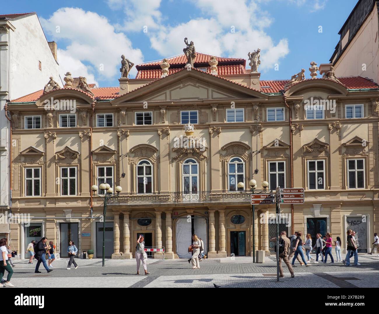 Prague, République tchèque - 10 mai 2024 : Palazzo Silva-Tarucca, anciennement Palais Nosticki, aussi appelé Palazzo Piccolomini ou Palazzo Savarin Banque D'Images