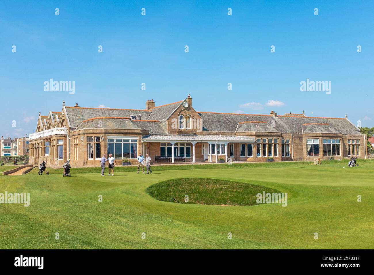 Clubhouse et 18e putting green au club de golf Royal Troon, Troon, Ayrshire, Écosse. Banque D'Images