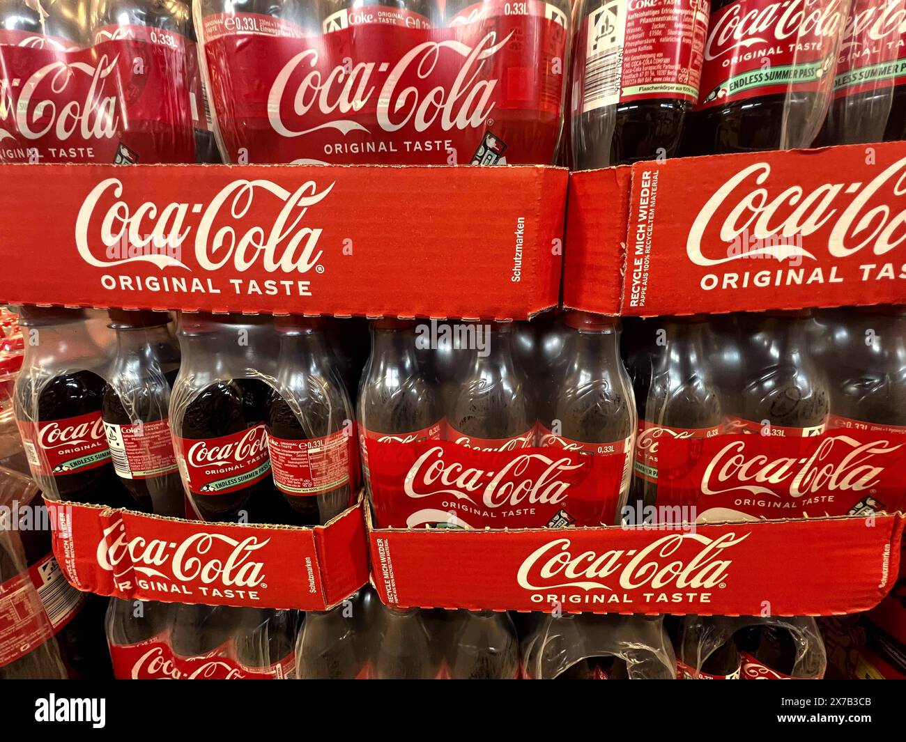 Coco Cola Pakete gestapelt *** paquets Coco Cola empilés Copyright : xmix1x Banque D'Images Coco Cola Pakete gestapelt *** paquets Coco Cola empilés Copyright : xmix1x Banque D'Images