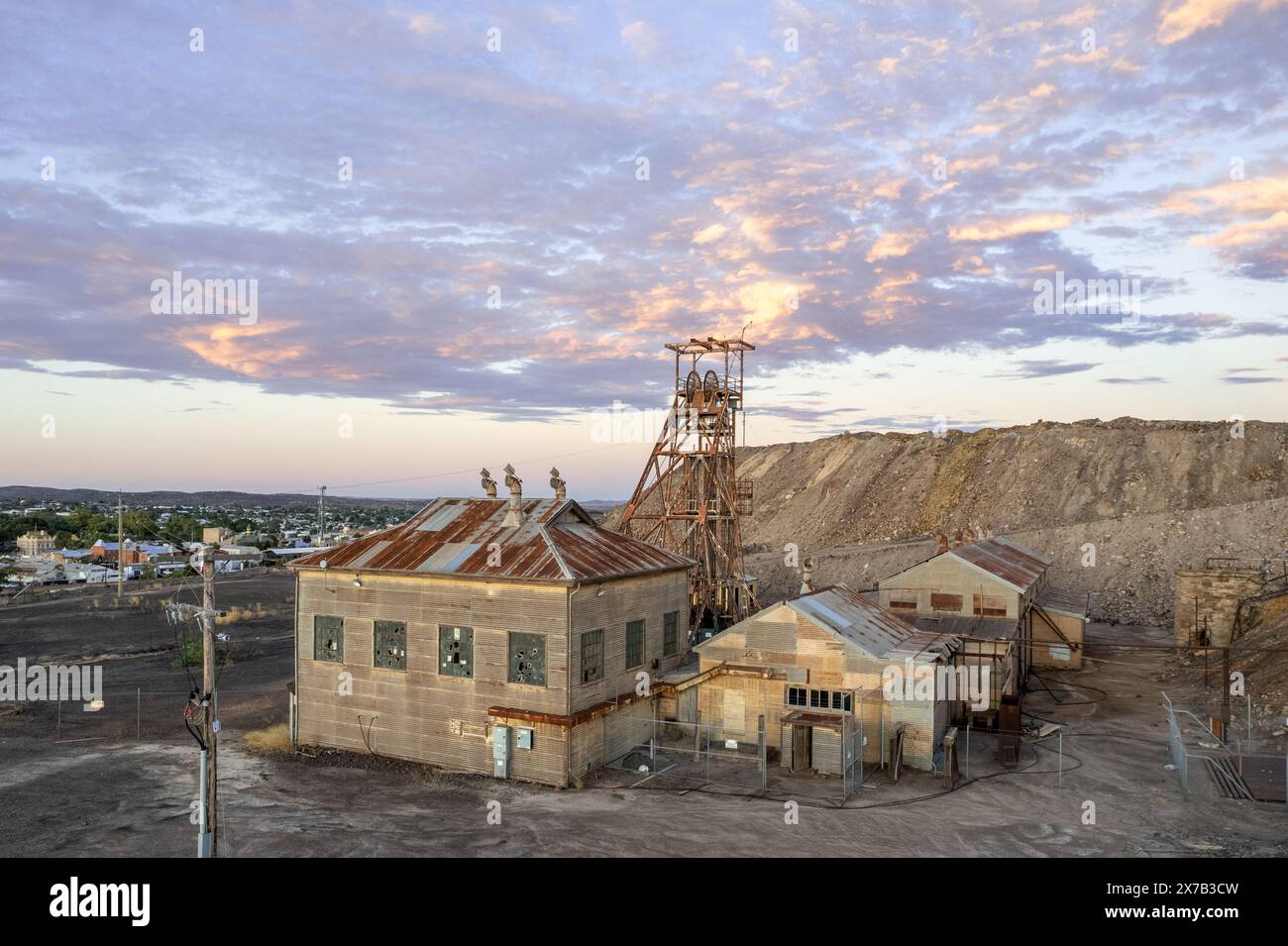 Puits de mine abandonnés désaffectés et bâtiments sur le site minier souterrain de Broken Hill's Line of Lode au coucher du soleil - Nouvelle-Galles du Sud, Australie Banque D'Images