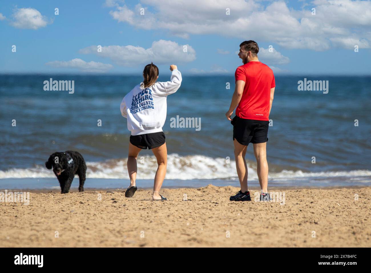 Southport, Merseyside, 19 mai 2024. Les gens au bord de la mer à Southport apprécient une journée de soleil chaud et fin et un ciel bleu clair lors d'un après-midi d'été magnifique. Crédit : Cernan Elias/Alamy Live News Banque D'Images