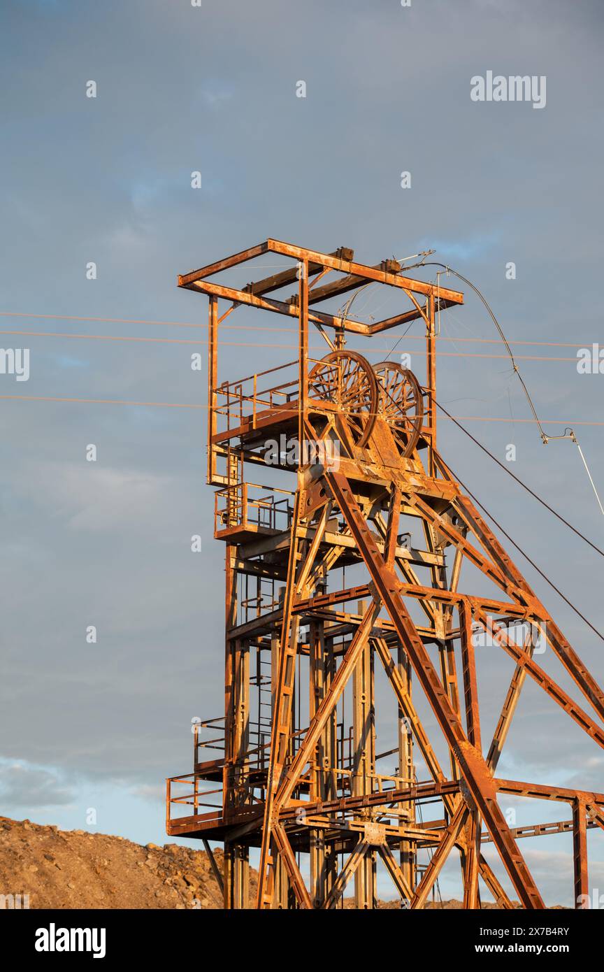 Puits de mine abandonnés désaffectés et bâtiments sur le site minier souterrain de Broken Hill's Line of Lode au coucher du soleil - Nouvelle-Galles du Sud, Australie Banque D'Images