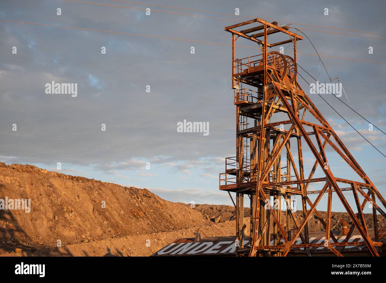 Puits de mine abandonnés désaffectés et bâtiments sur le site minier souterrain de Broken Hill's Line of Lode au coucher du soleil - Nouvelle-Galles du Sud, Australie Banque D'Images