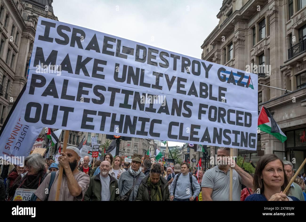 Londres, Royaume-Uni. 18 mai 2024 : les manifestants tiennent une banderole accusant Israël de nettoyage ethnique à Gaza lors de la marche Nakba 76 pour la Palestine contre les attaques israéliennes contre Gaza dans le centre de Londres, au Royaume-Uni. Une grande marche a marqué le 76e anniversaire de la «catastrophe palestinienne» en 1948 et appelé à un cessez-le-feu à Gaza. Banque D'Images