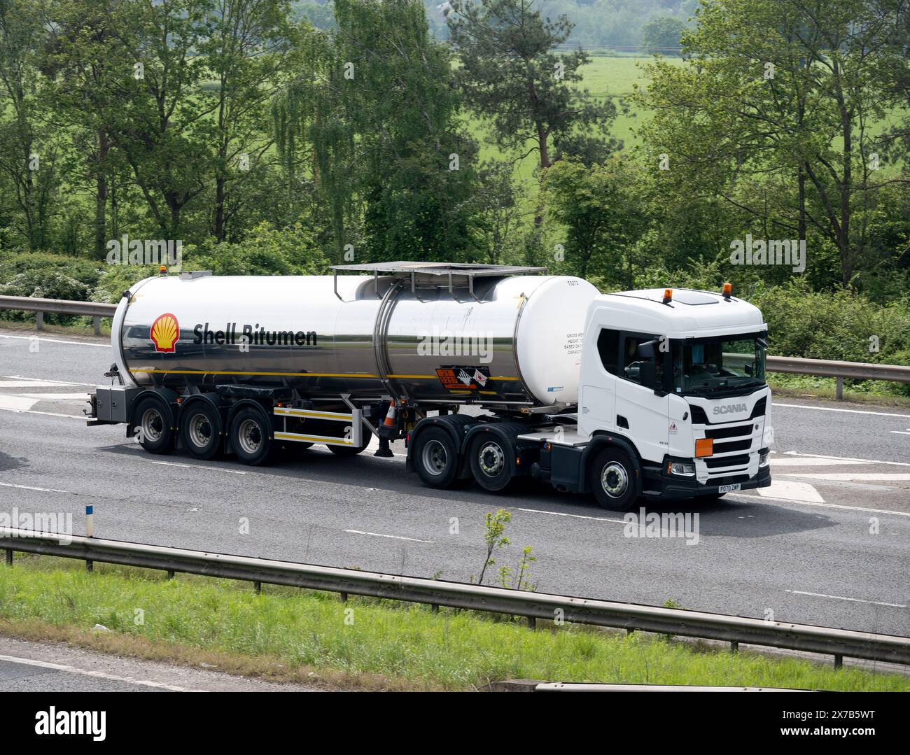 Camion-citerne Shell Bitumen, autoroute M40, Warwickshire, Royaume-Uni Banque D'Images