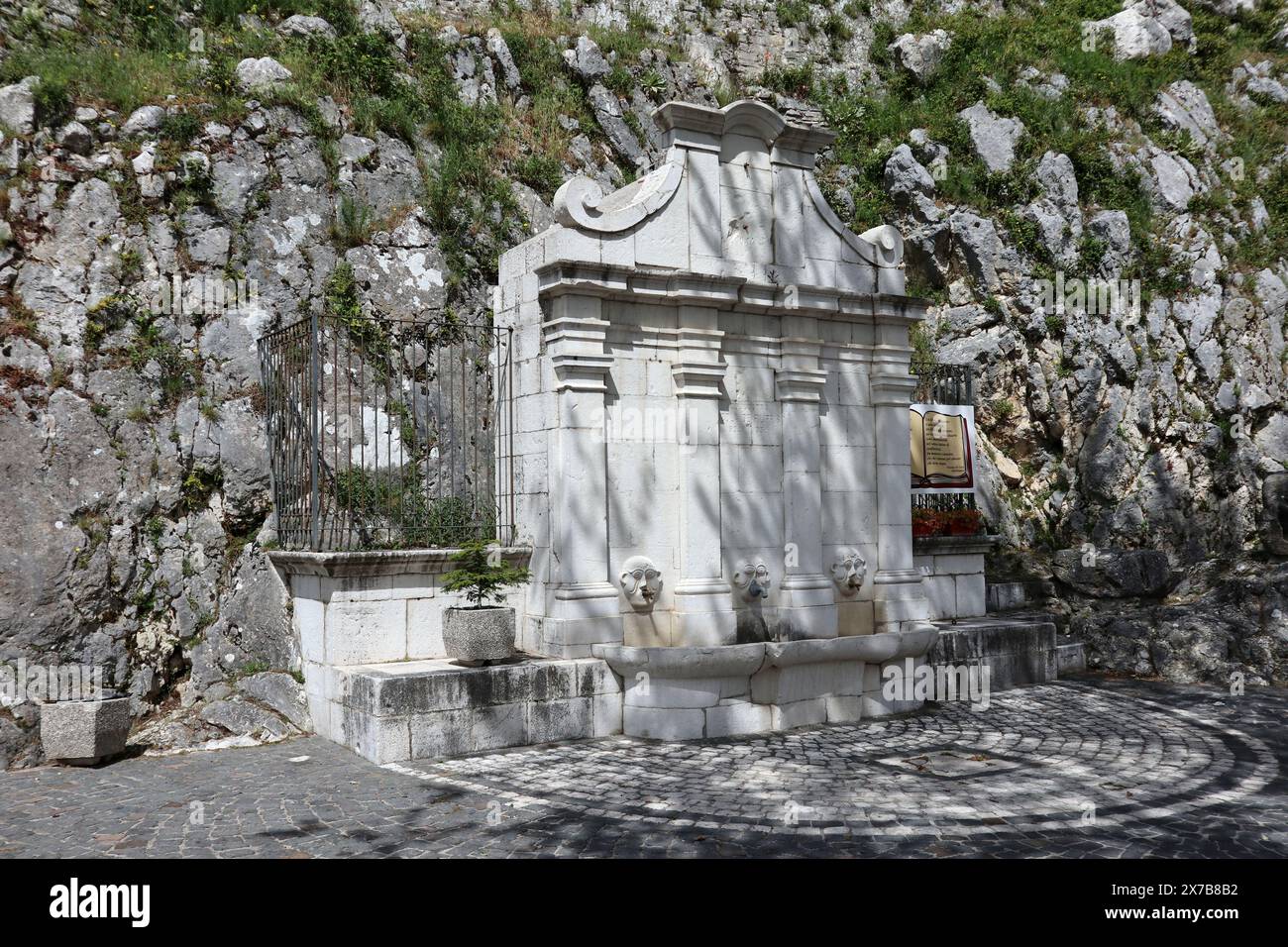 Macchiagodena - Fontana settecentesca ai piedi del castello Banque D'Images