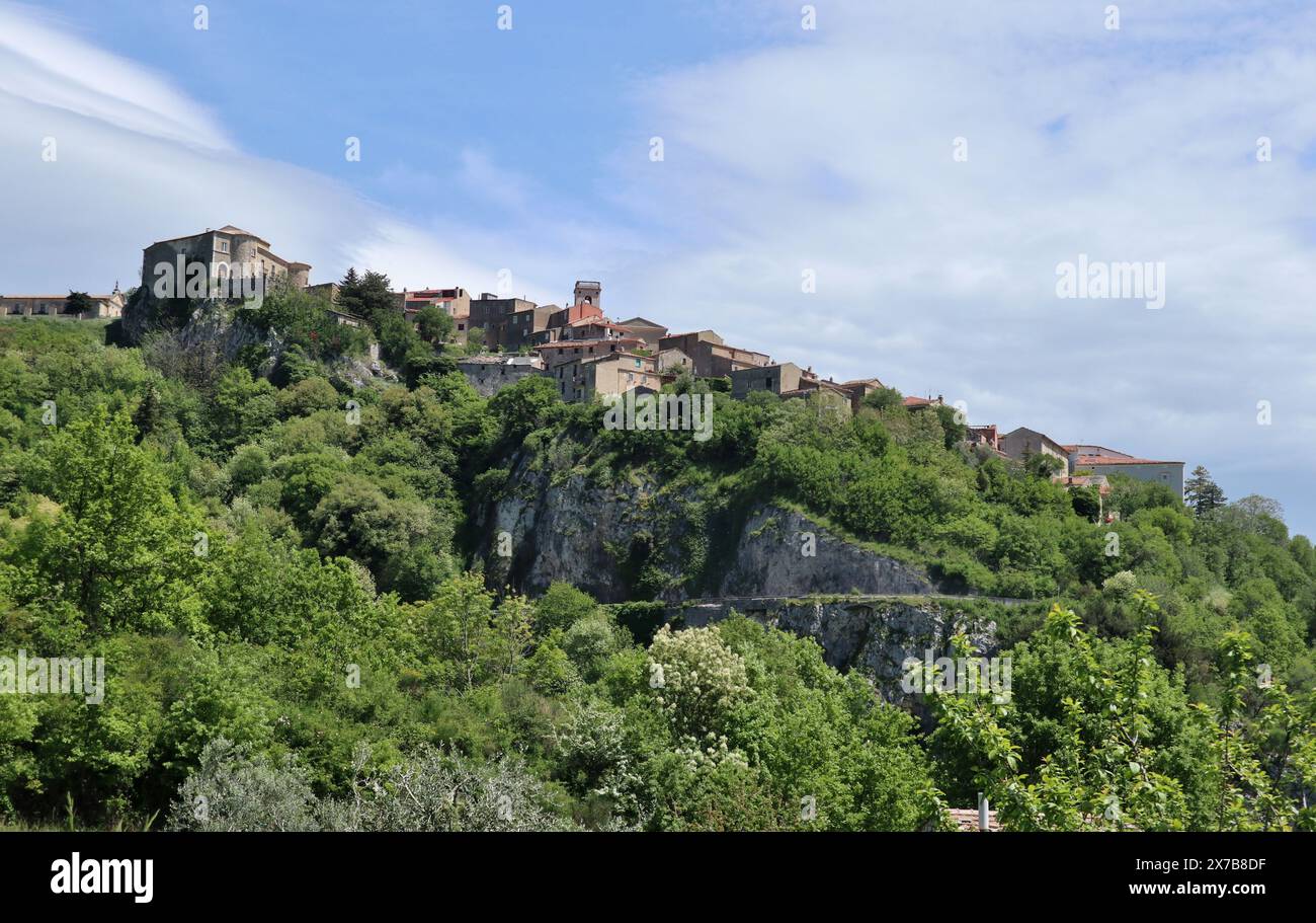 Macchiagodena - il borgo dalla strada provinciale Banque D'Images