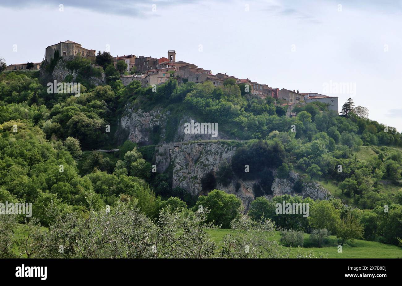 Macchiagodena - il borgo visto dalla strada provinciale Banque D'Images