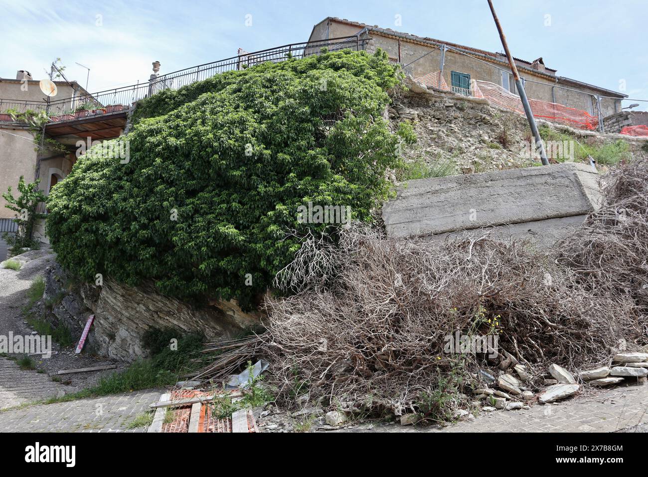 Macchiagodena - Muro franato via XXIV Maggio Banque D'Images