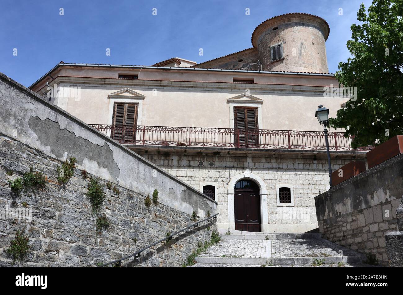 Macchiagodena - Palazzo dell’Olmo antistante il castello Banque D'Images