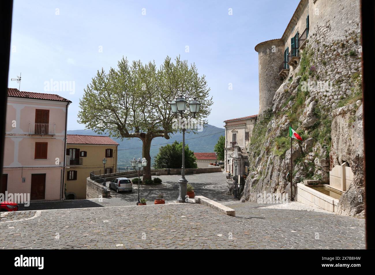 Macchiagodena - Piazza Ottavio de Salvio dalla chiesa Banque D'Images