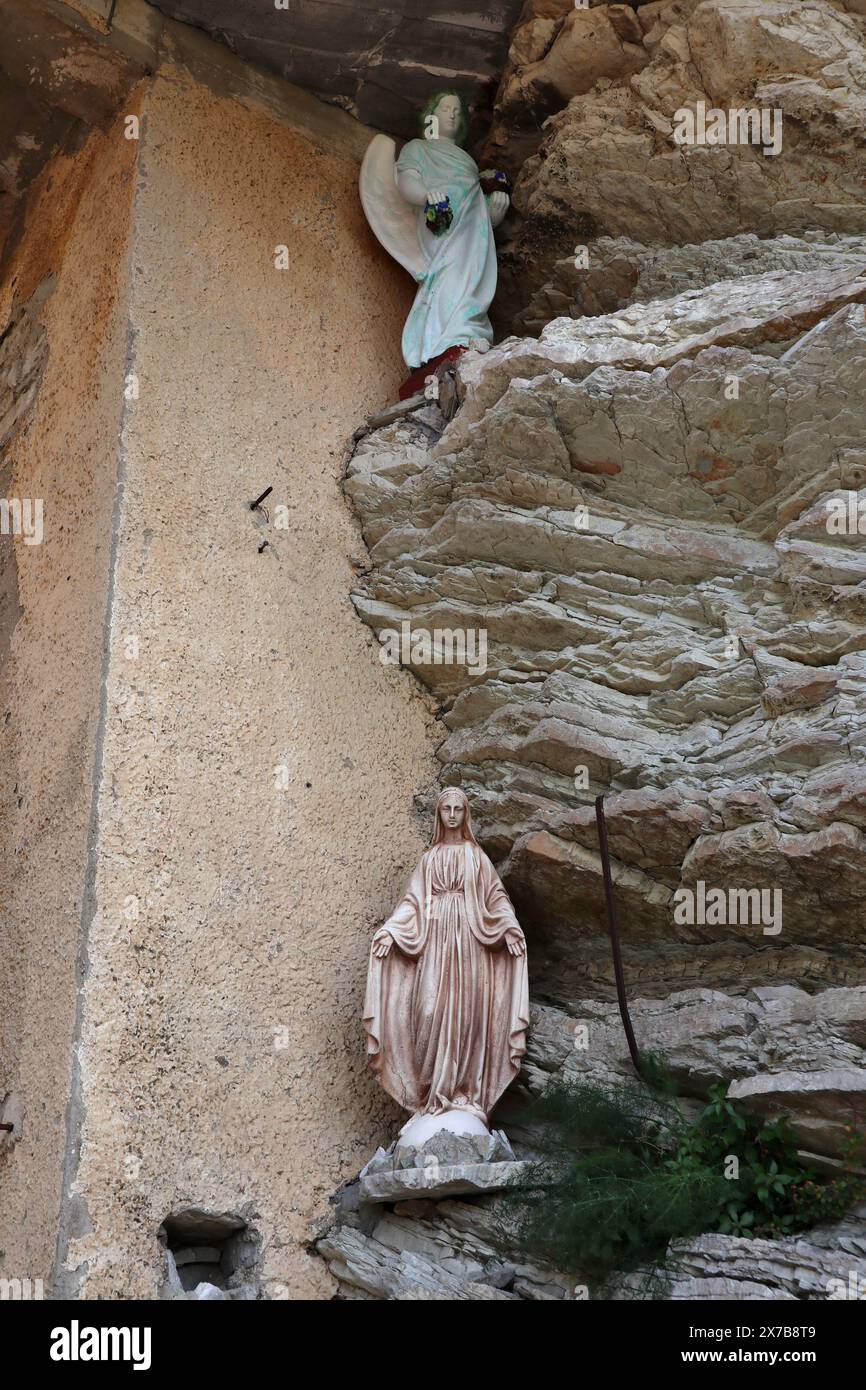 Macchiagodena - Statuine dans la via Basciano Banque D'Images