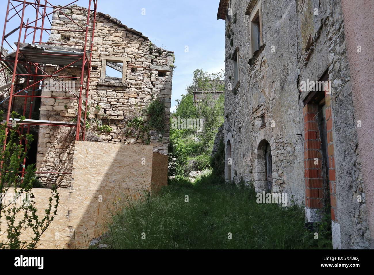 Macchiagodena - cas fatiscenti dans la via Basciano Banque D'Images