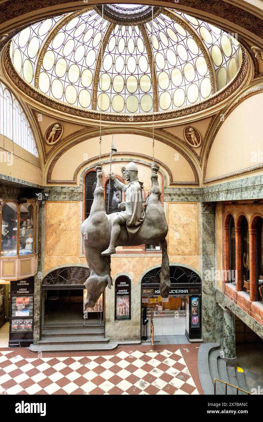 Saint Venceslas et son cheval ont été refait par David Cerny dans le passage de Lucerna, Prague, République tchèque Banque D'Images