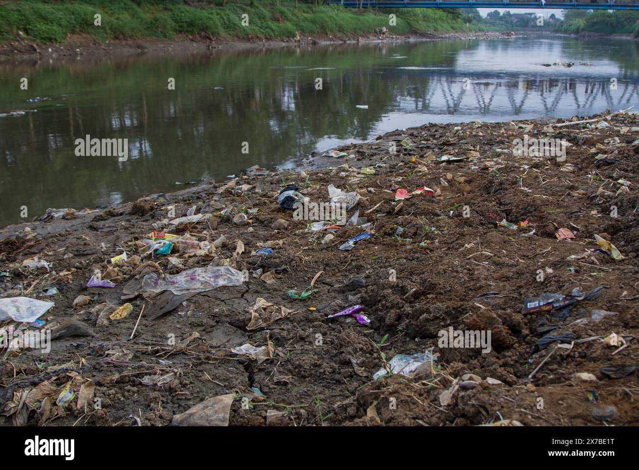 Bandung, Java occidental, Indonésie. 19 mai 2024. Vue générale de la rivière Citarum, Bandung Regency. L'action consistait à faire campagne pour la sensibilisation à l'environnement ainsi qu'à exiger que le gouvernement adopte une politique spéciale sur le fleuve Citarum lors du Forum mondial de l'eau 2024 tenu à Bali. (Crédit image : © Algi Febri Sugita/ZUMA Press Wire) USAGE ÉDITORIAL SEULEMENT! Non destiné à UN USAGE commercial ! Banque D'Images