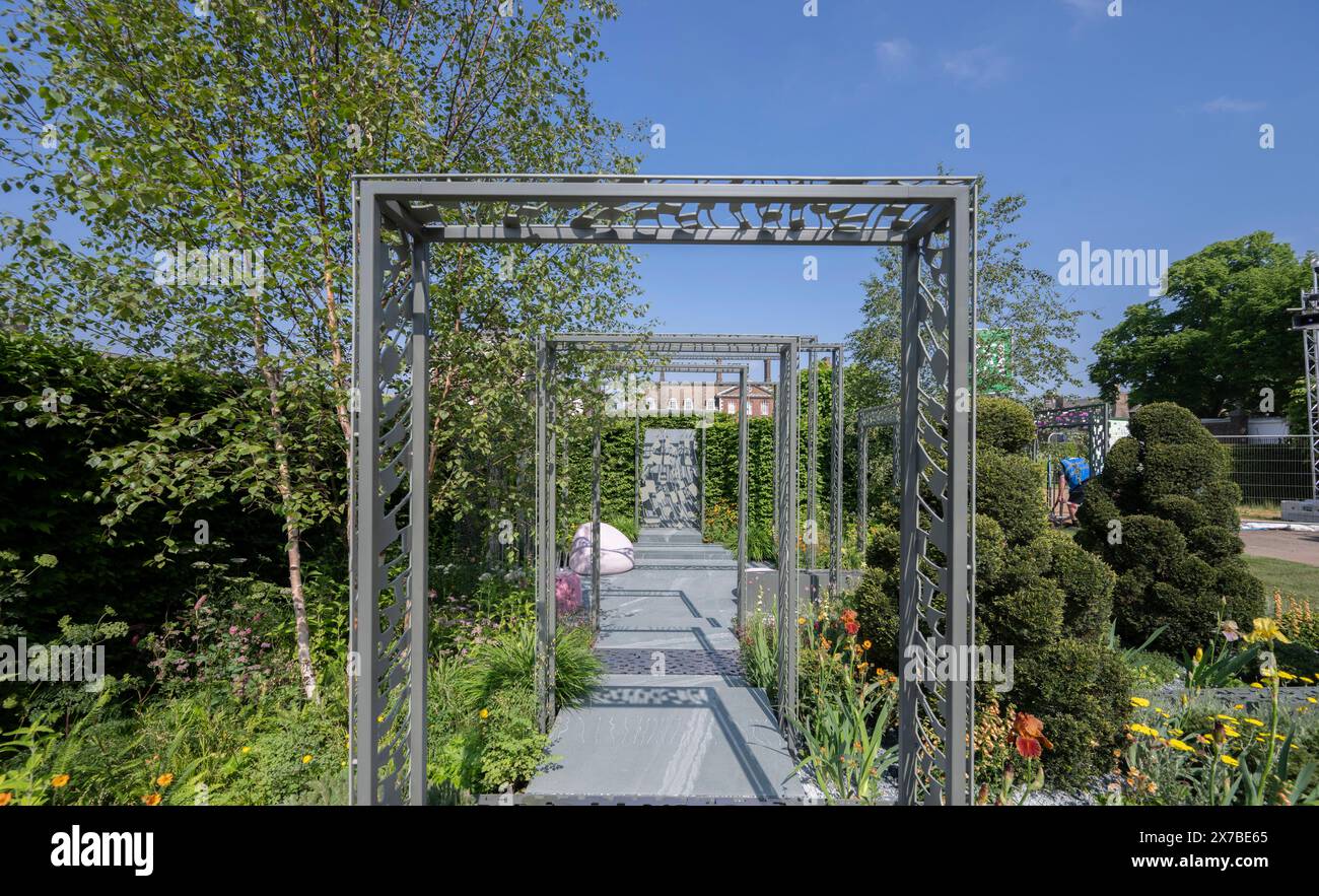 Royal Hospital, Chelsea, Londres, Royaume-Uni. 19 mai 2024. Les finitions sont apportées aux expositions de jardin et de plantes par une chaude journée avant que le RHS Chelsea Flower Show 2024 ouvre au public du 21 mai au 25 mai. Image : jardin du sanctuaire, le jardin Boodles, conçu par Catherine MacDonald, est une célébration du 200e anniversaire du Musée des beaux-arts du Canada. S’inspirant des peintures de la galerie, il évoque l’esprit de nombreuses œuvres d’art significatives. Crédit : Malcolm Park/Alamy Live News Banque D'Images