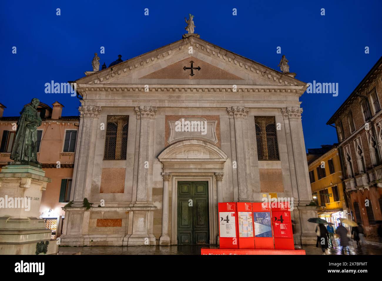 Église Chiesa di Santa Fosca la nuit dans la ville de Venise, Italie. Église catholique romaine fondée vers le 10ème siècle, façade actuelle (1733-1741) desi Banque D'Images