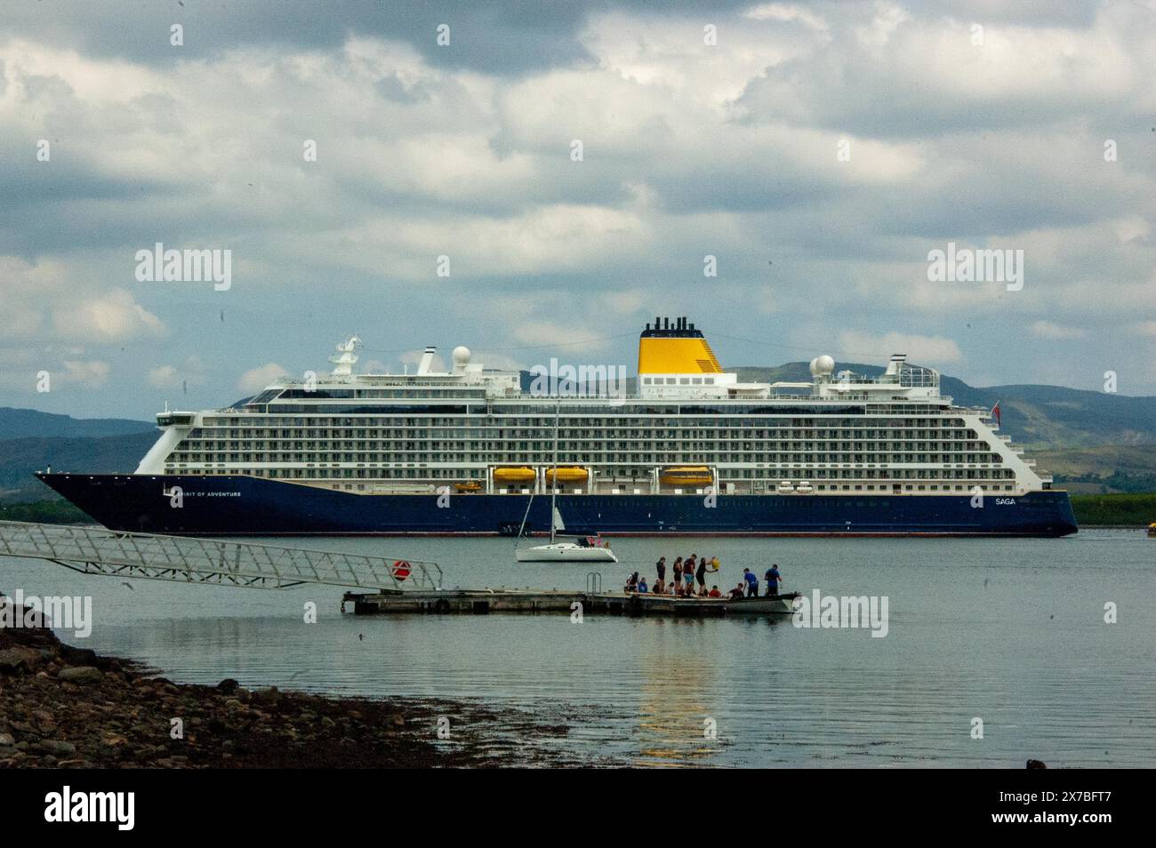 Dimanche 19 mai 2024, Bantry West Cork Ireland ; le deuxième de cette semaine, Spirit of Adventure est arrivé au port de Bantry aujourd'hui. Le paquebot de croisière, transportant 800 passagers et équipage, est arrivé à 8 heures du matin et les passagers ont débarqué pour des excursions d'une journée à Killarney, la péninsule de Beara et autour de la ville de Bantry. L'équipage du Bantry Longboat, Unite, se prépare à commencer l'entraînement avec le paquebot dans la baie. Credit ; ED/Alamy Live News Banque D'Images