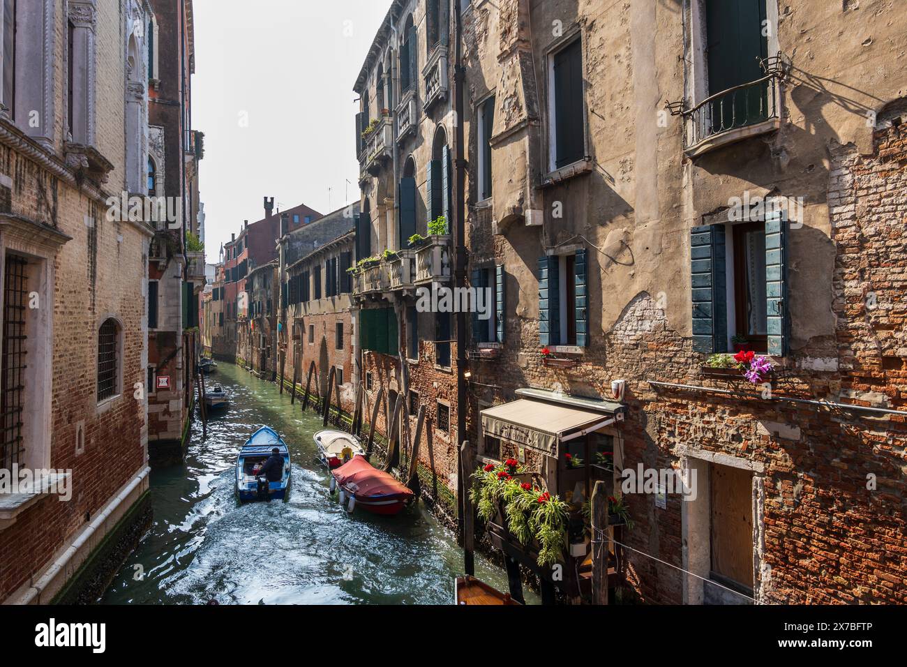 Ville de Venise, Italie, canal dans le quartier de San Polo et restaurant Osteria Da Fiore, vue depuis le pont Ponte Bernarndo. Banque D'Images