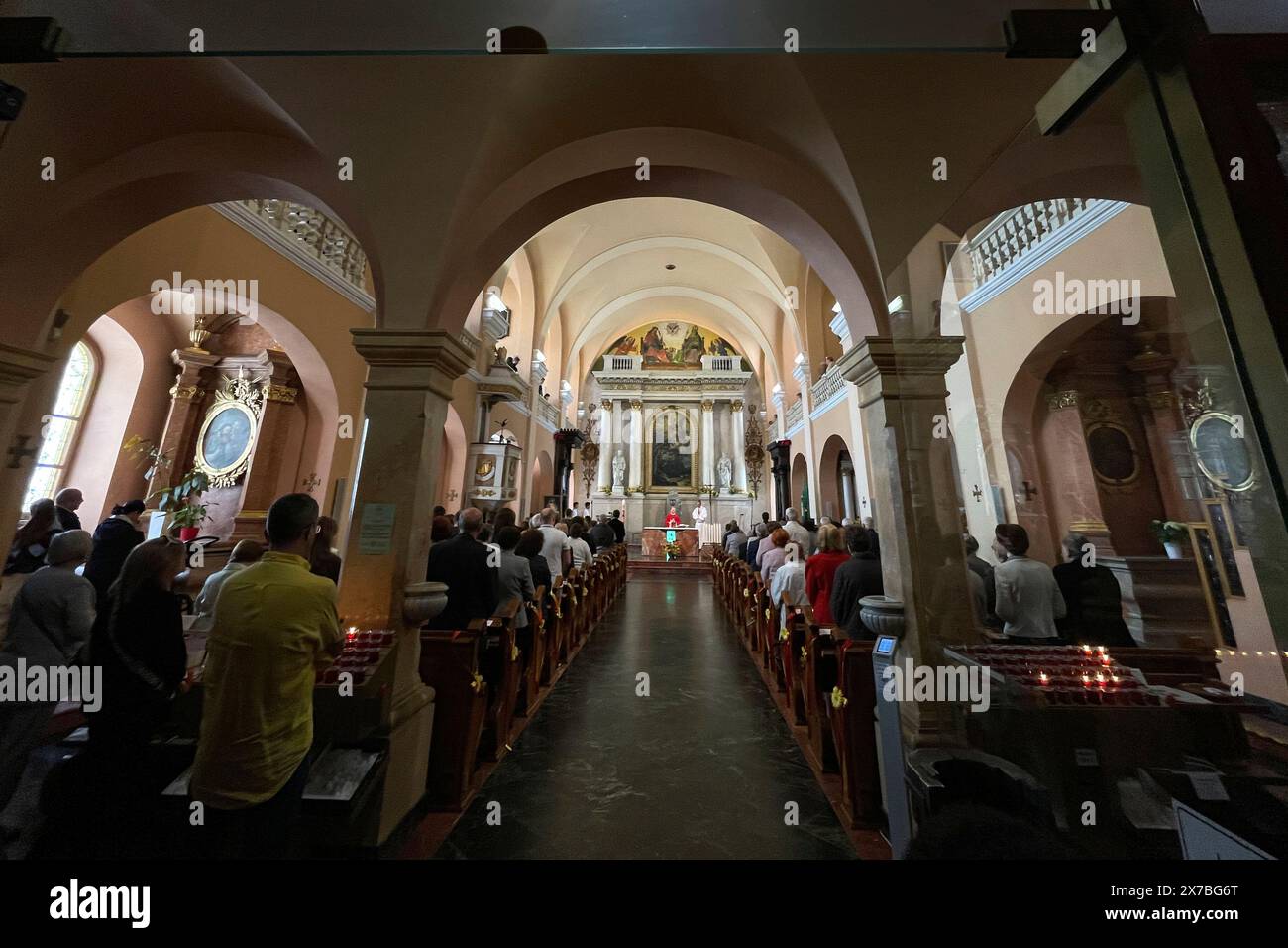 Churchgoers attend a mass at St Francis Xavier Cathedral, in Banska Bystrica, central Slovakia, Sunday, May 19, 2024. Slovakia's populist prime minister, Robert Fico, remained in serious condition on Sunday but has been given a positive prognosis four days after he was shot multiple times in an assassination attempt that has sent shockwaves across the deeply polarized European Union nation, the defense minister Rober Kalinak said. (AP Photo/Lefteris Pitarakis) Banque D'Images