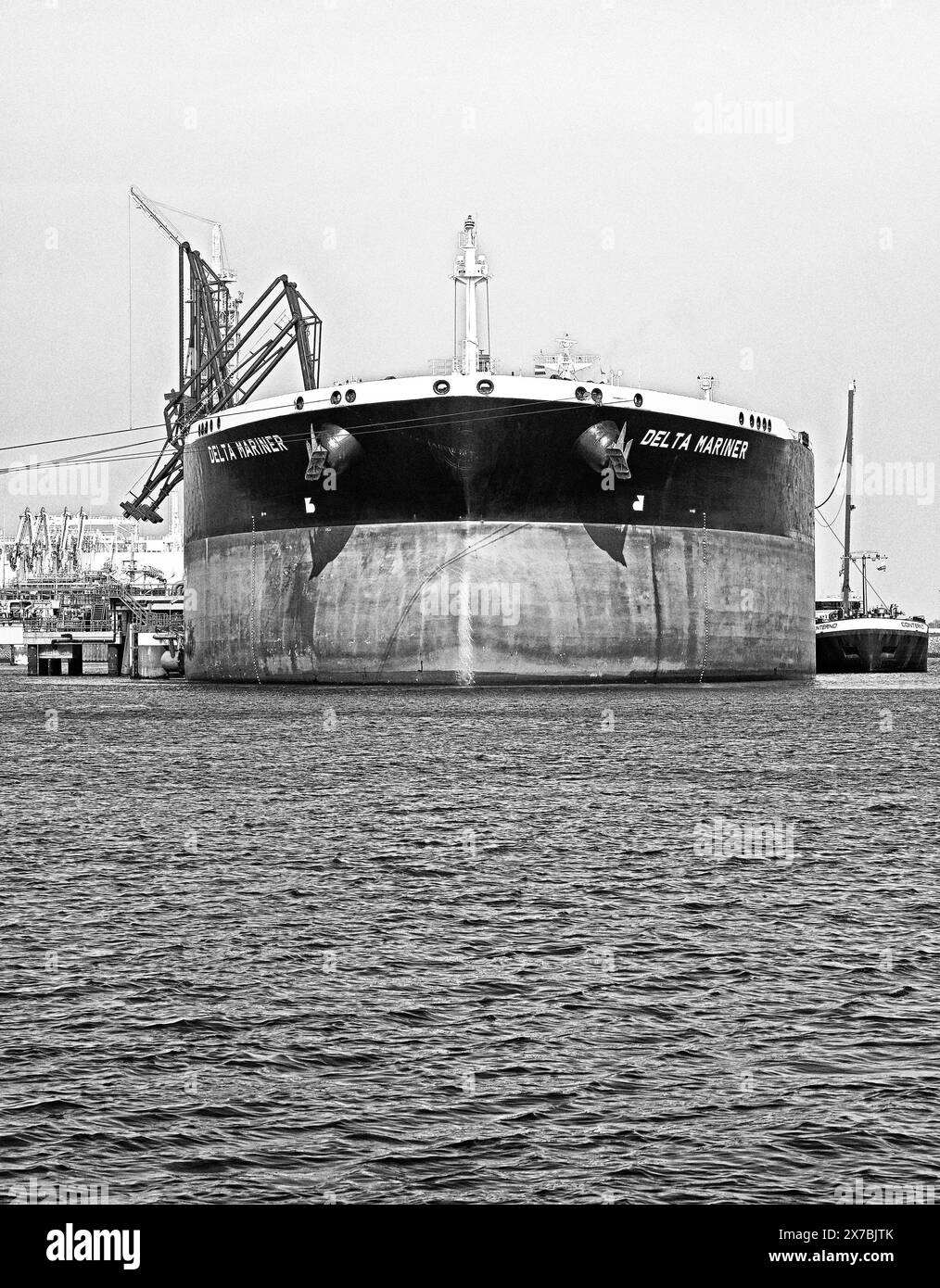 port de rotterdam (maasvlakte), pays-bas - 2024-05-10 : pétrolier de pétrole brut suezmax delta mariner (omi# 9550682) (2013 / 157 838 dwt) déchargeant du cr Banque D'Images